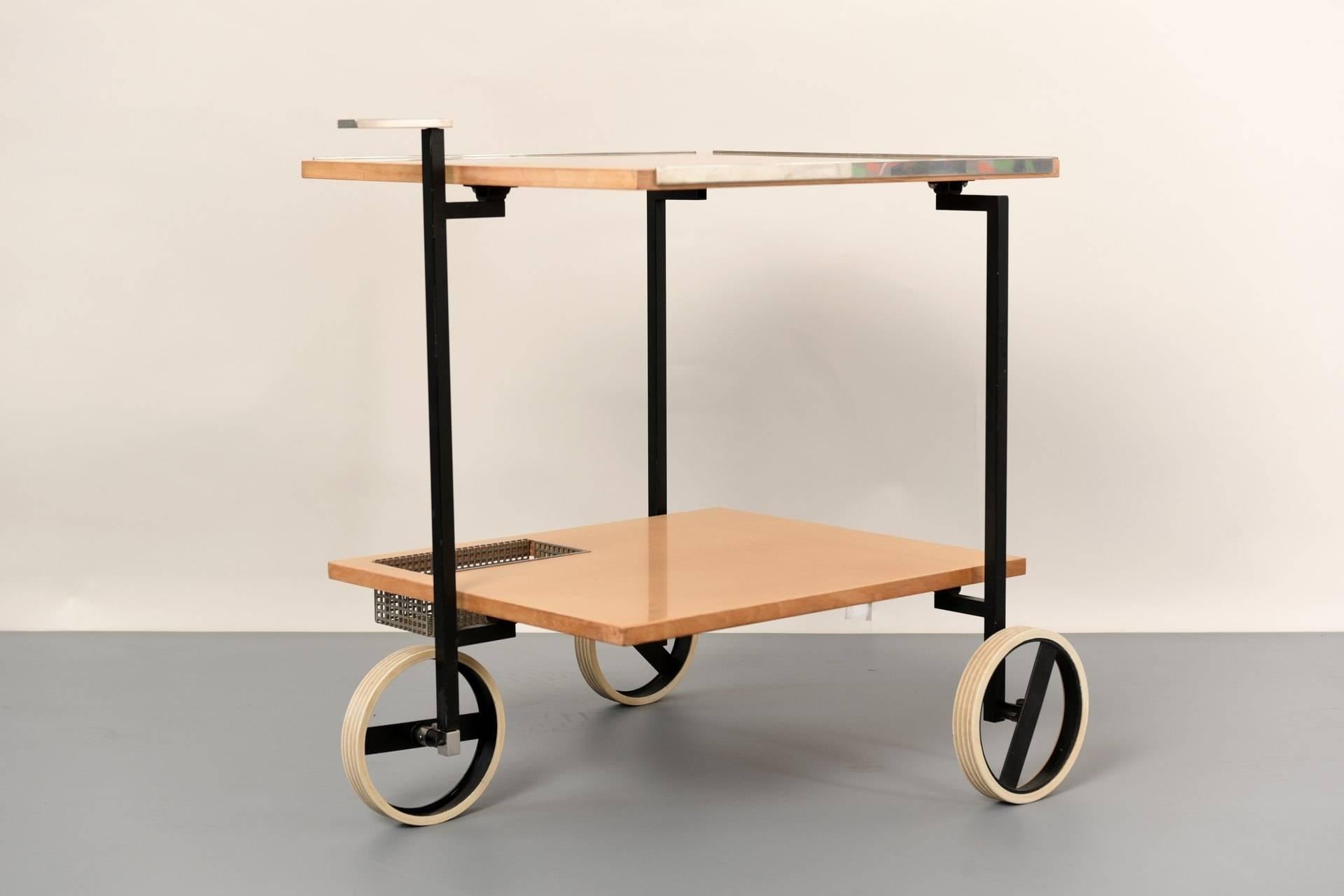 The front wheel can be steered by means of a double rod on the chromed handle. This sensible and elegant patent of the Rudolf Rochelt Werkstätten allows the bar cart with only three wheels, light and transparent, to find maneuverable space even in