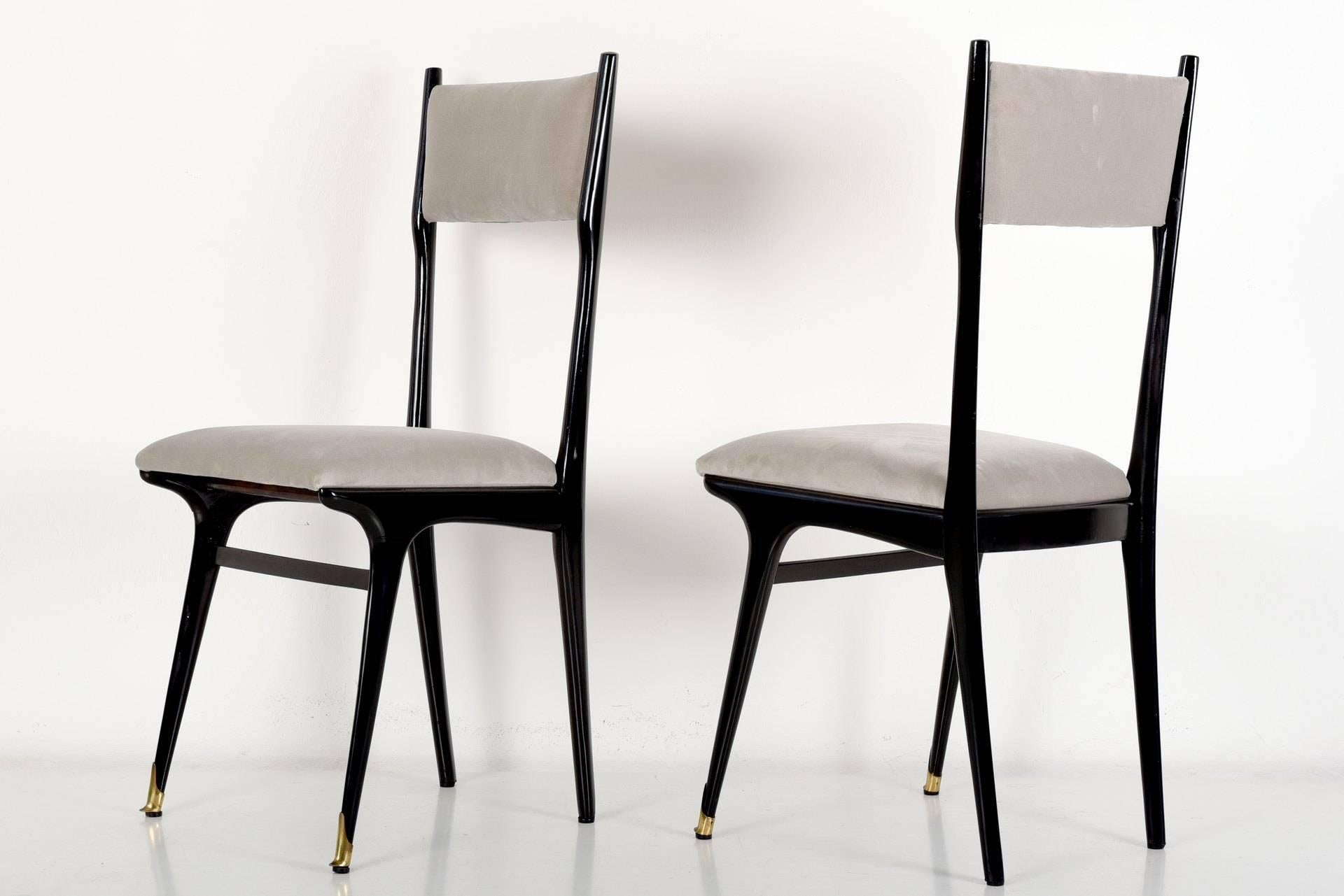 Organically rounded shapes characterize this set of chairs from the Italy of the 1950s. The high backrests, paired with the filigree substructure, give the chairs an extremely sculptural effect. The special character is also characterized by the