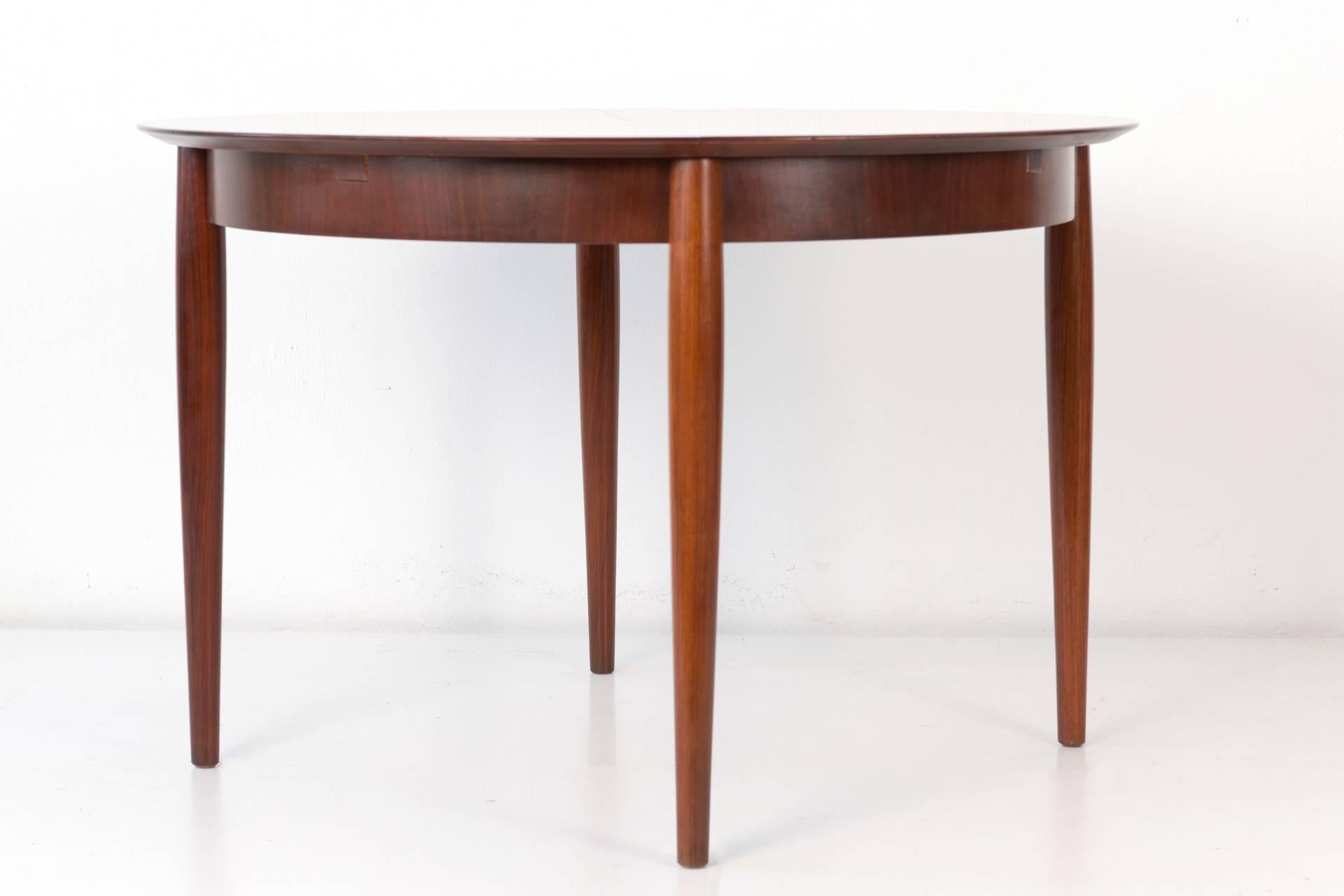 With a few usage traces, the high-quality extending table in rosewood by LÜBKE has been preserved. With a few hand movements, the round can be extended to the oval and then easily accommodated for six persons. The quiet, mysterious grain of the