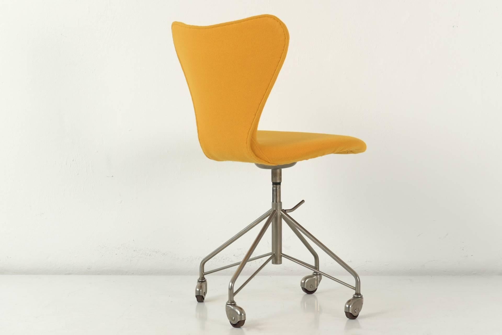 Mid-Century Modern Desk Chair on Wheels 