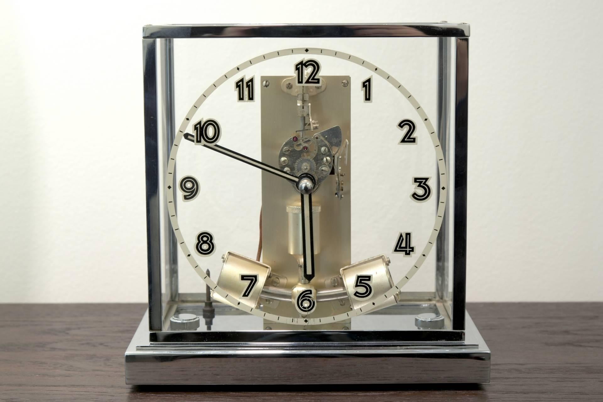 L'horloge de table ATO de Junghans de la Forêt Noire se présente en bon état. À la fin des années 1920, Junghans a acquis les brevets de Léon Hatot, Paris, pour la construction de montres à alimentation électromagnétique. Bonne qualité, fiable