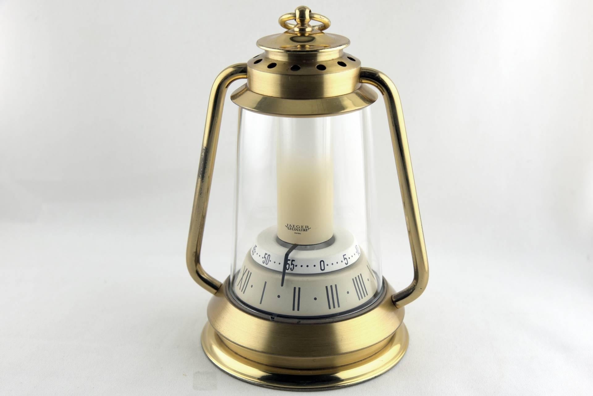 Highly rare table clock by Jaeger-LeCoultre in the form of a kerosene lamp. From the 1950s, the clock works very well and has few signs of wear.
With slight signs of use. Under glass cylinder, in brass housing, frosted, polished with protective