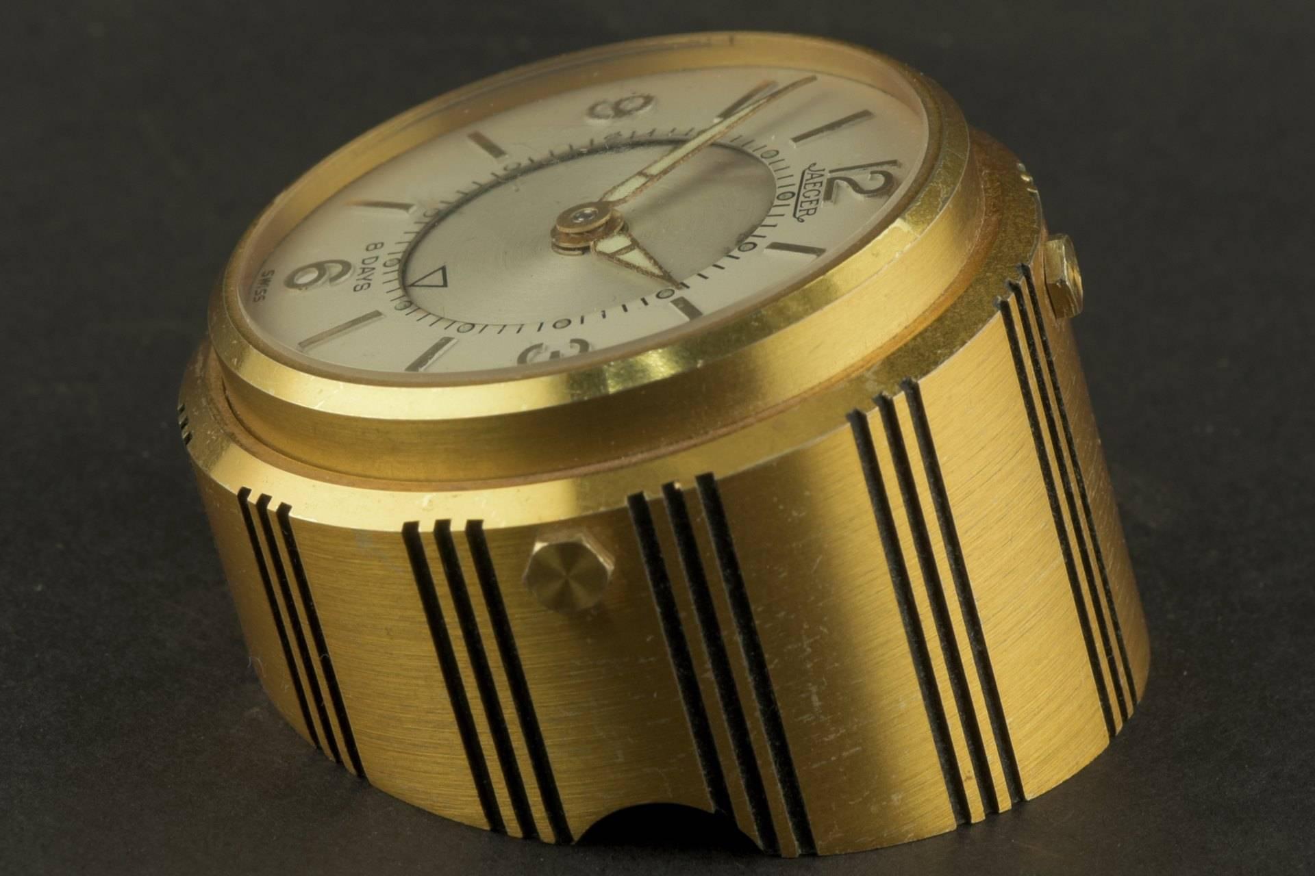 A well-preserved travel alarm of the 1950s, the form and the quality can still compete today and a hand flatterer!
Good original condition with usage traces. Clear and economical dial, carries the disc on the left to set the alarm clock. , To wind