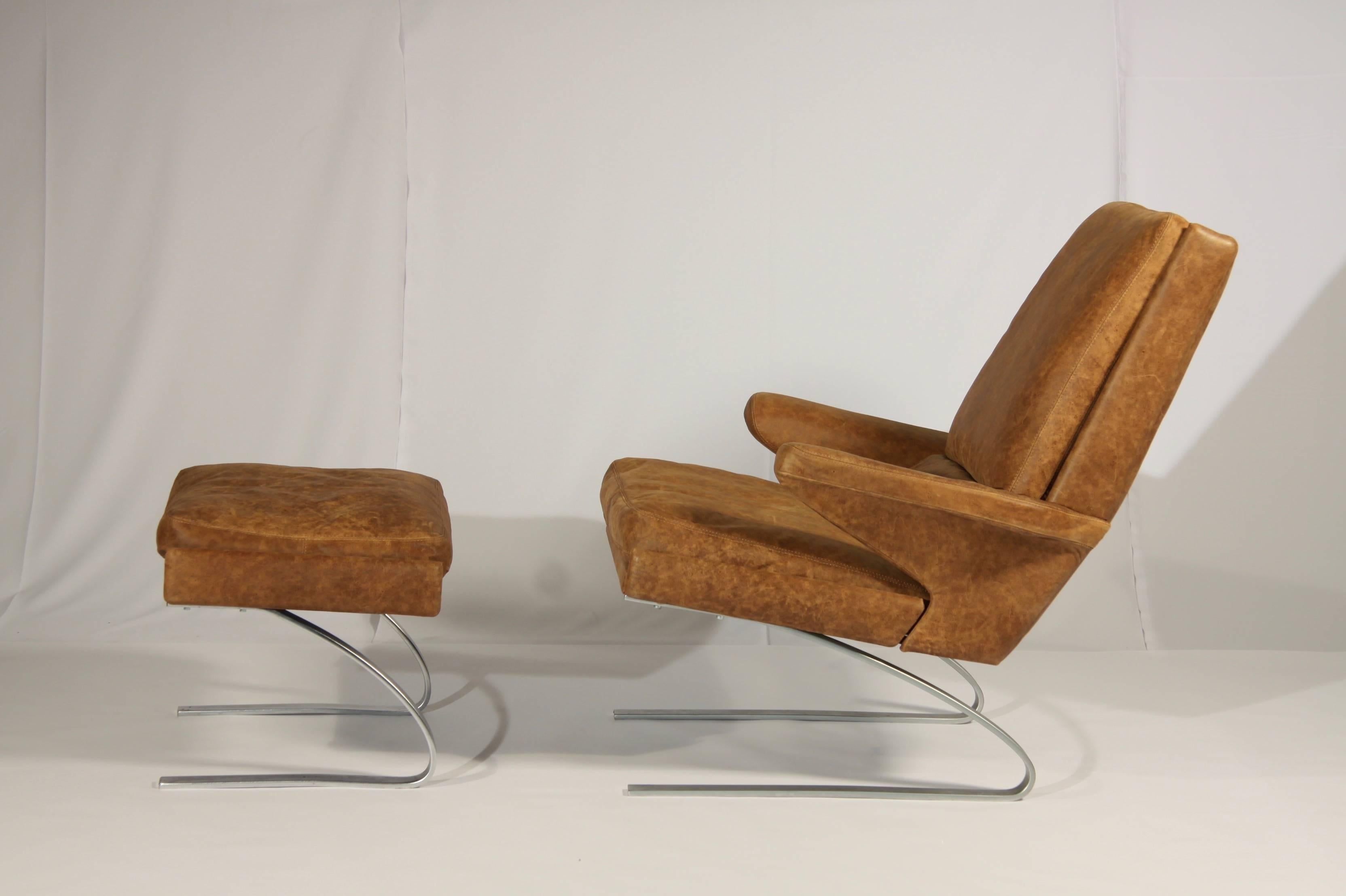 This Swing lounge chair was designed by Reinhold Adolf and Hans-Jürgen Schräpfer in 1976 for COR Germany. The chair is part of the Sinus collection, a series characterized by swinging spring steel rockers with upholstery as unusual as it is