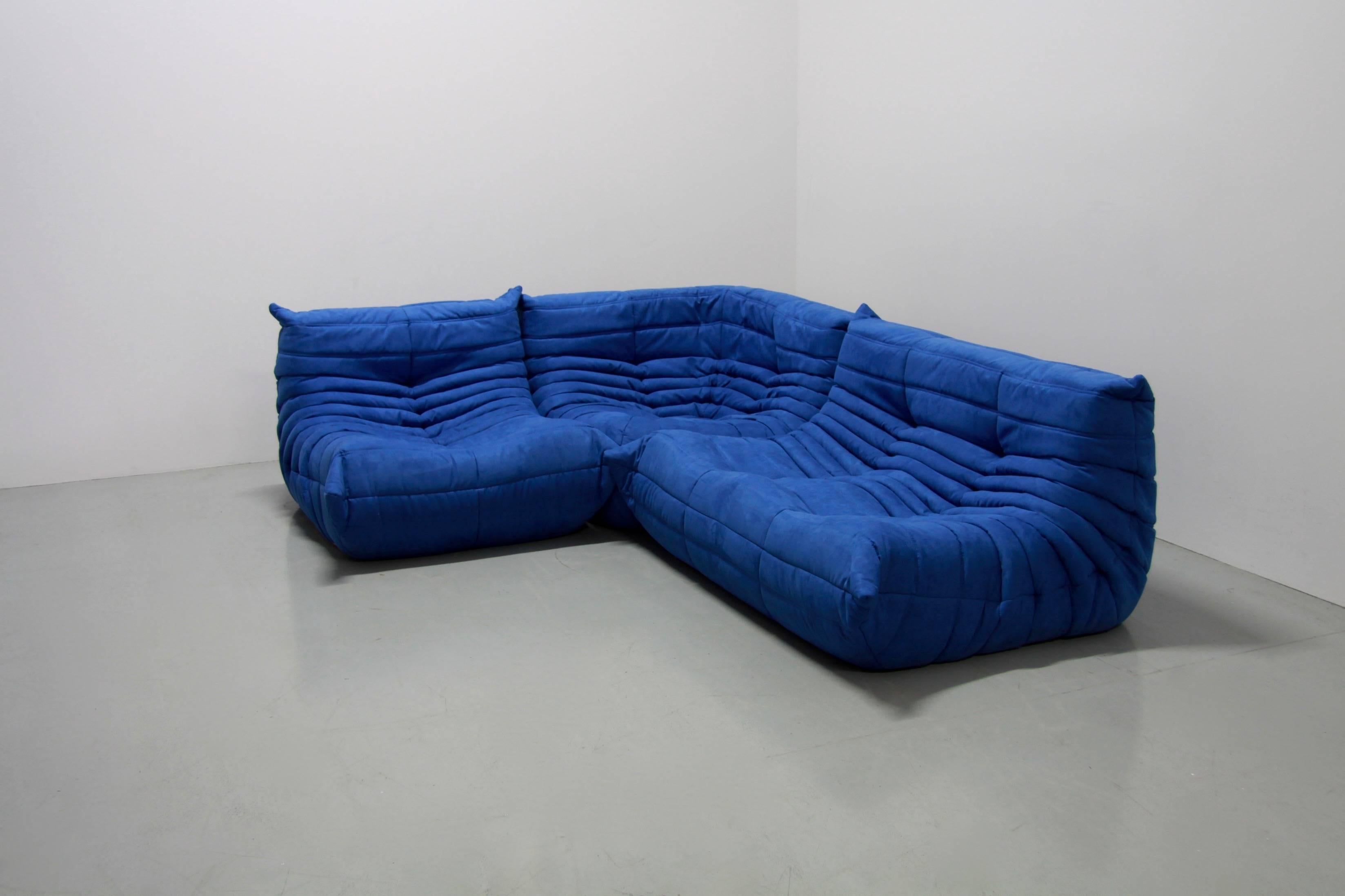 This Togo living room set was designed by Michel Ducaroy in 1970s and was manufactured by Ligne Roset in France. It has been reupholstered in blue high quality Italvelutti microfibre and is made up of the following pieces, each with the original