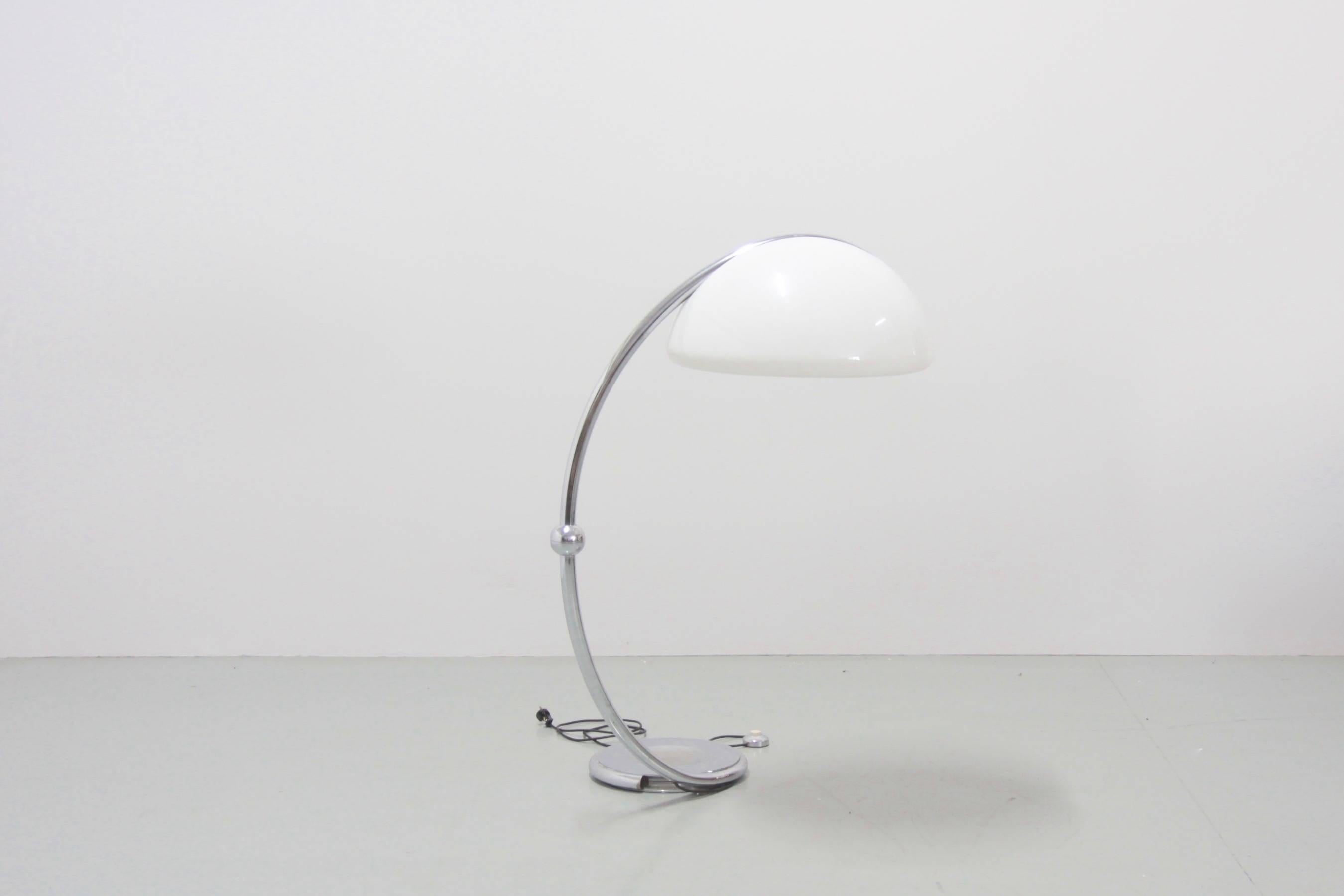 Serpente Chrome Floor Lamp by Elio Martinelli for Martinelli Luce, 1970s In Good Condition For Sale In Berlin, DE