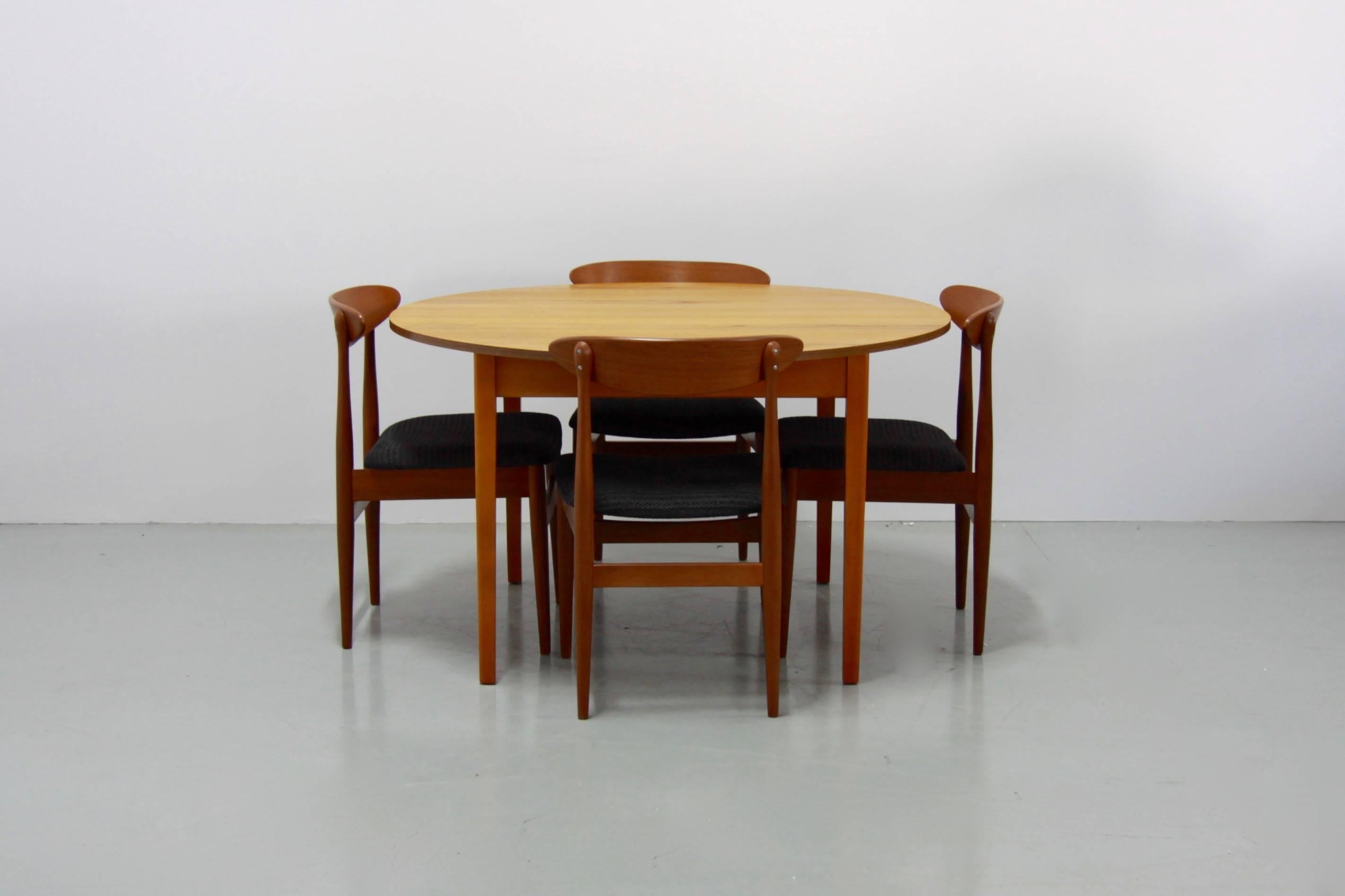 This Classic round teak dining table with a pull-out extension plate was produced in the 1960s. The tabletop divides and increases the table surface up to 171 cm in length. The table was made in Denmark.
The chairs shown on the photos are not