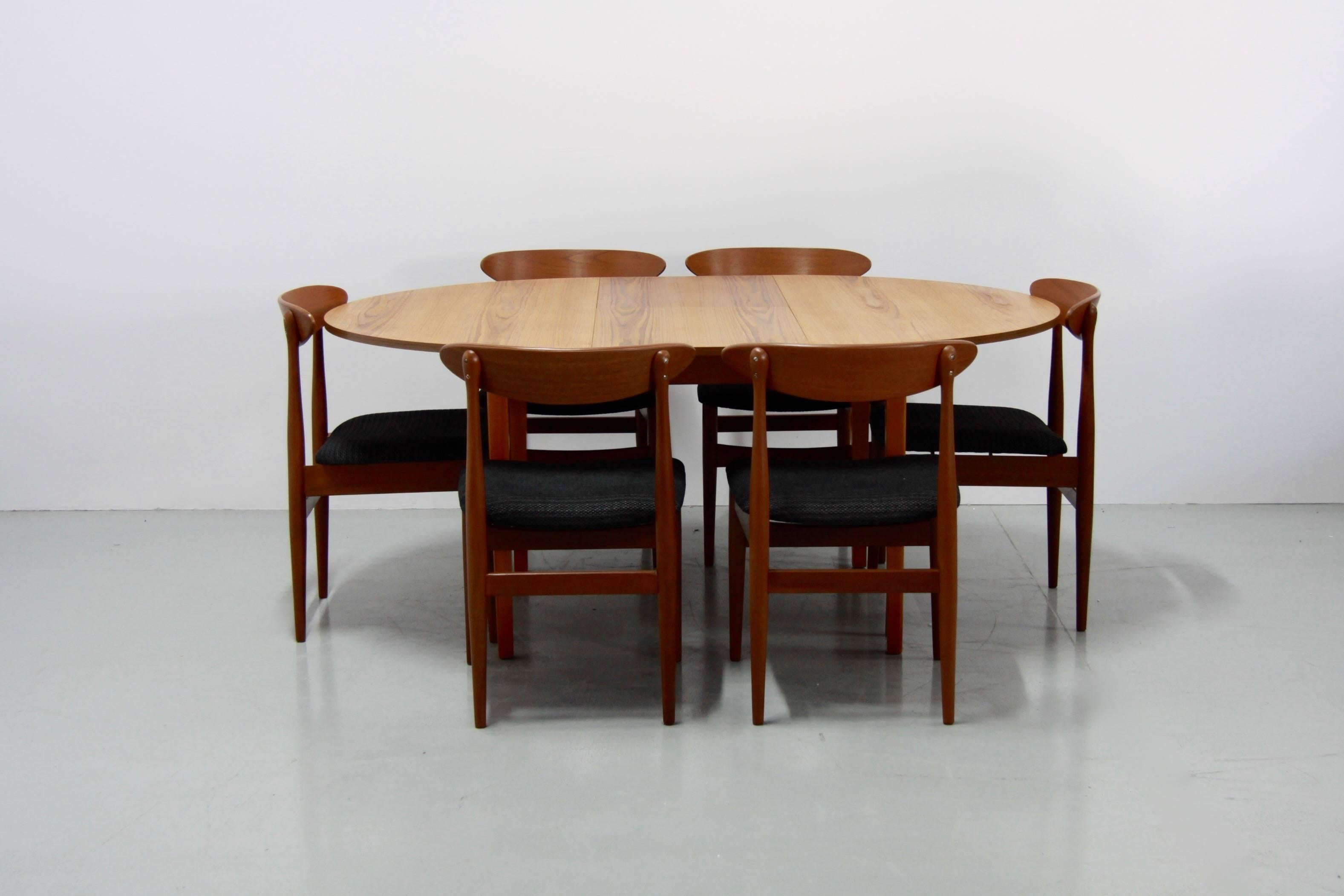 Vintage Danish Extendable Teak Dining Table, 1960s In Good Condition For Sale In Berlin, DE