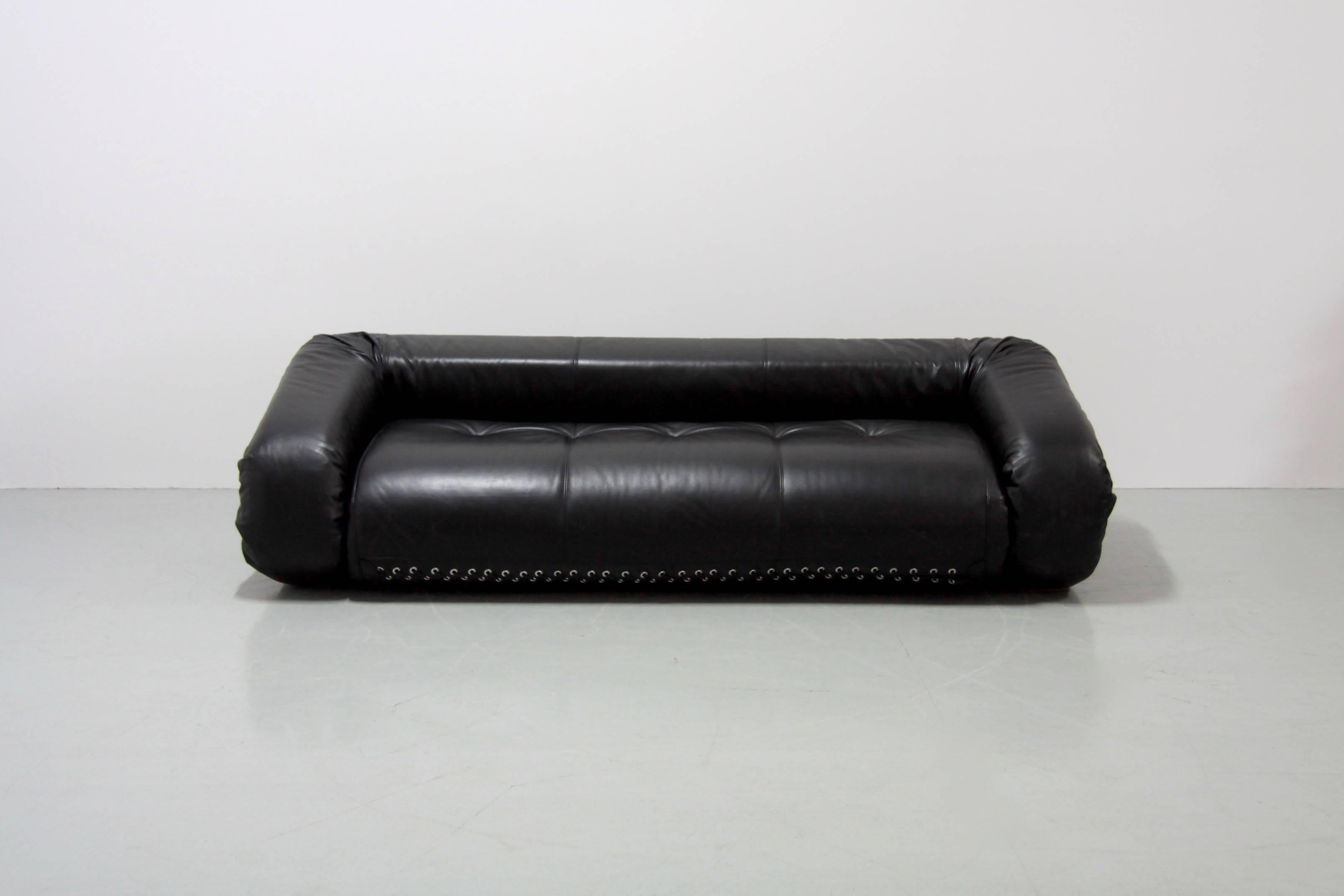 This stunning convertible sofa bed was designed by Alessandro Becchi for Giovannetti Collezioni in 1971. The sofa can easily be transformed into a large double bed, featuring an inbuilt sheepskin mattress when folded out. Anfibio is an icon of pop