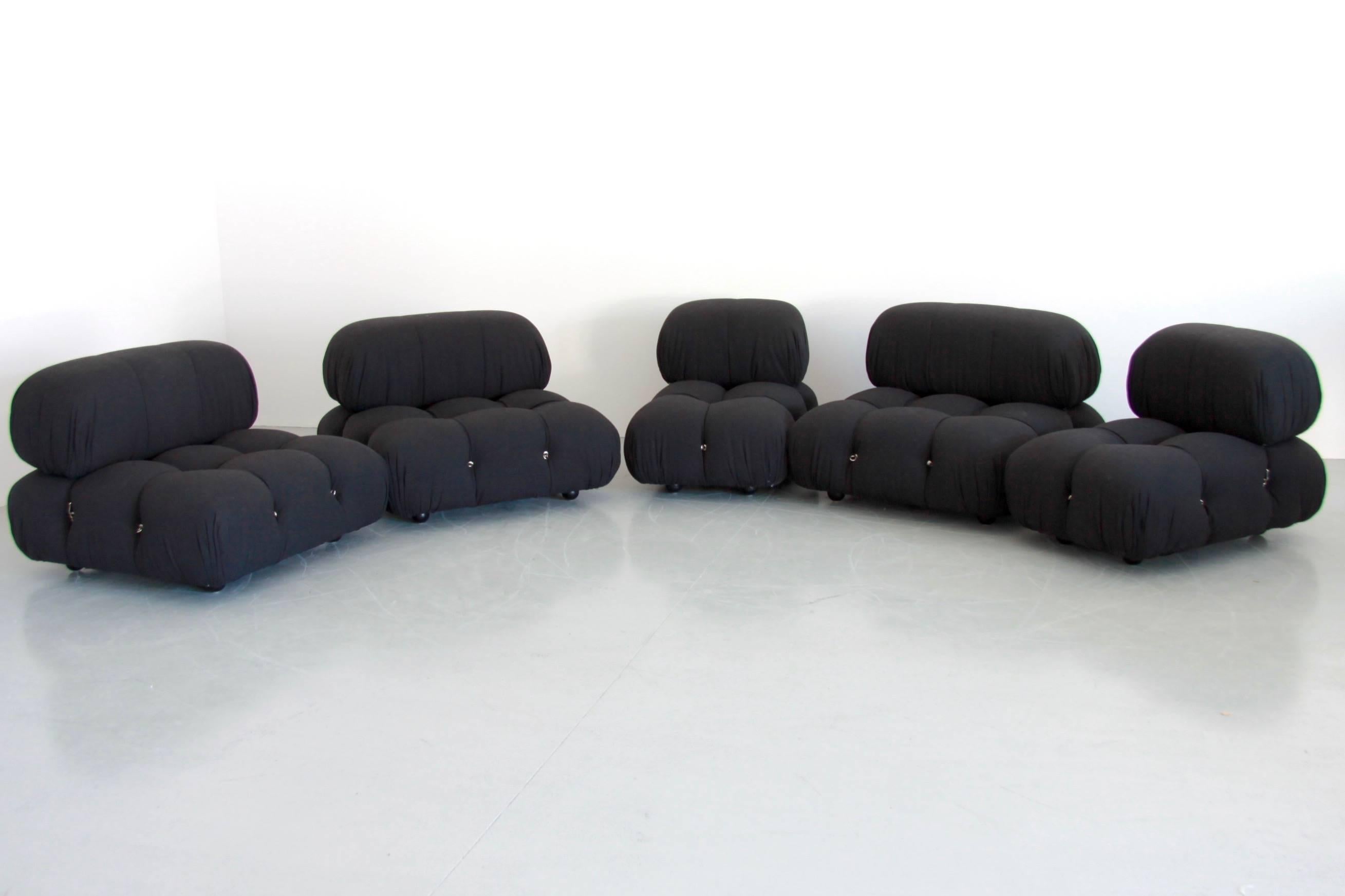 This modular living room sofa was designed by Mario Bellini in 1971 and was manufactured by B&B Italia. Every sectional element of this sofa can be used freely and apart from one another. The backs are provided with rings and carabiners, which
