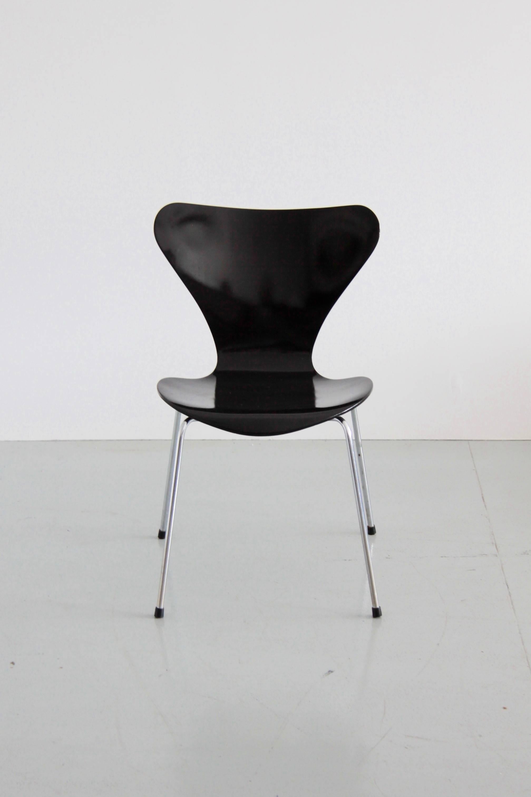 This “Butterfly” chair was designed by Arne Jacobsen in 1955 for Fritz Hansen. This one is manufactured in 1968. The chairs are black lacquered bent plywood seat. They feature teak veneered plywood shells and chromed-plated steel frames.