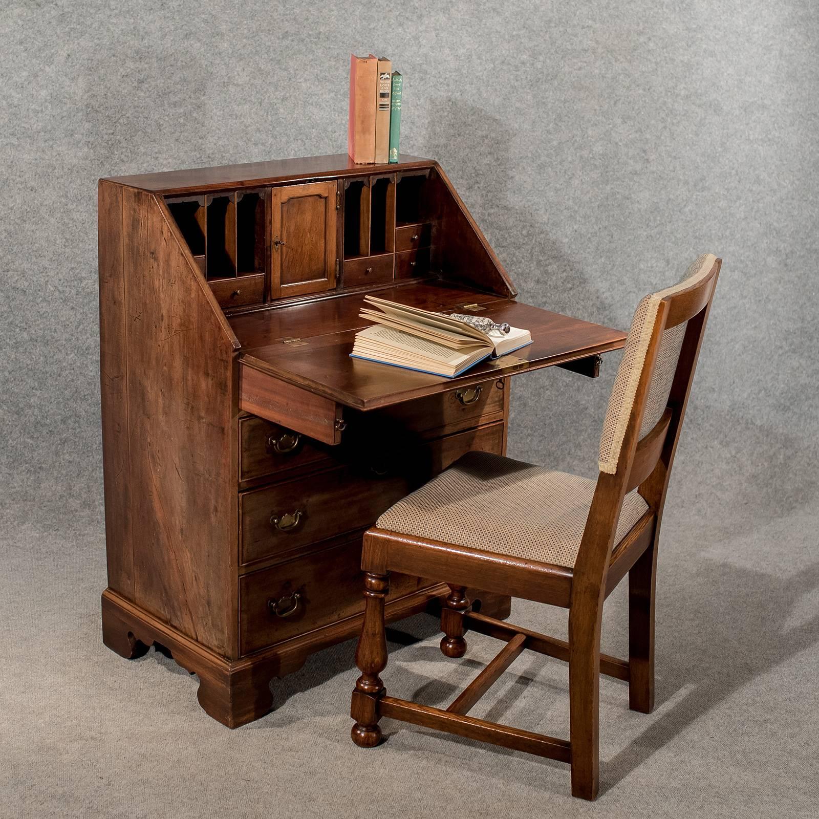 A very pleasing original Georgian writing bureau desk presented in good antique condition
Mid-size and offering a well fitted interior layout
Of interest displaying classic English Georgian styling throughout
In attractive mahogany with a