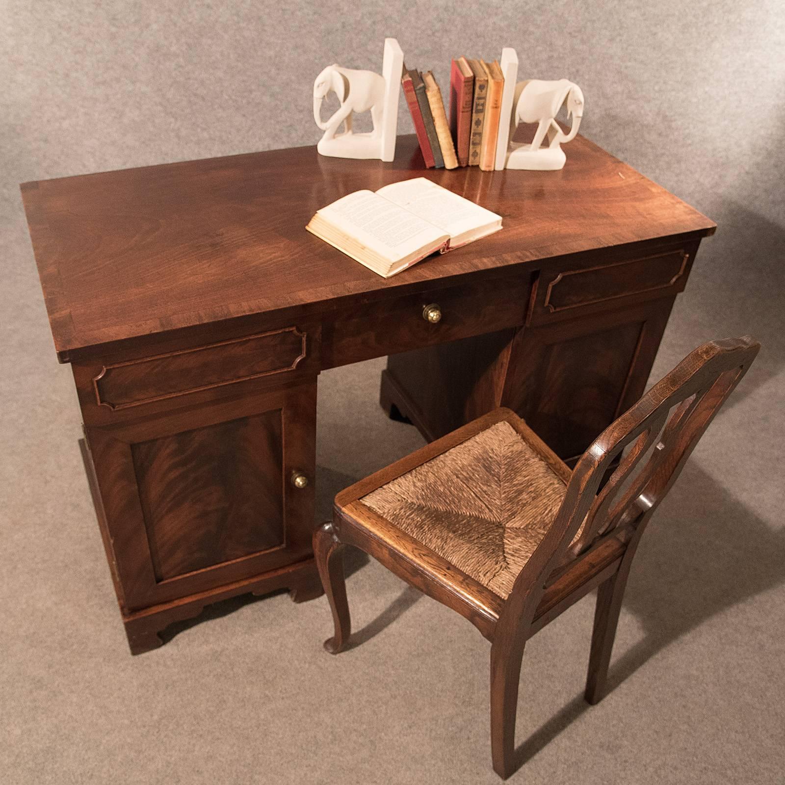 Great Britain (UK) Antique Pedestal Desk Study Table Quality Flame Mahogany Victorian English
