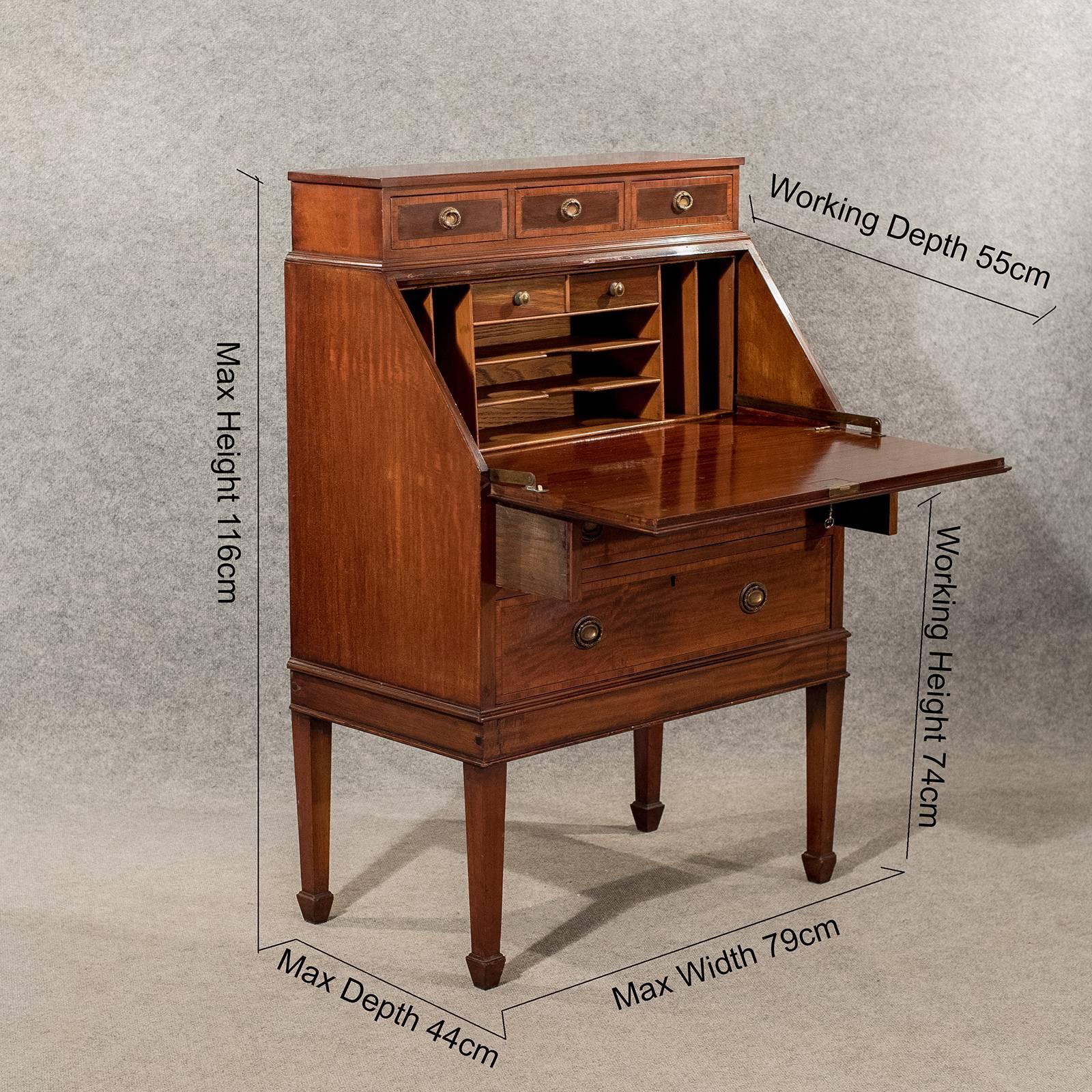 A very pleasing original Edwardian writing bureau desk presented in very good antique condition
By the noted Torquay, Devon manufacturer T. Oliver & Sons
Of great interest displaying quality throughout with useful upper bank of utility drawers
In