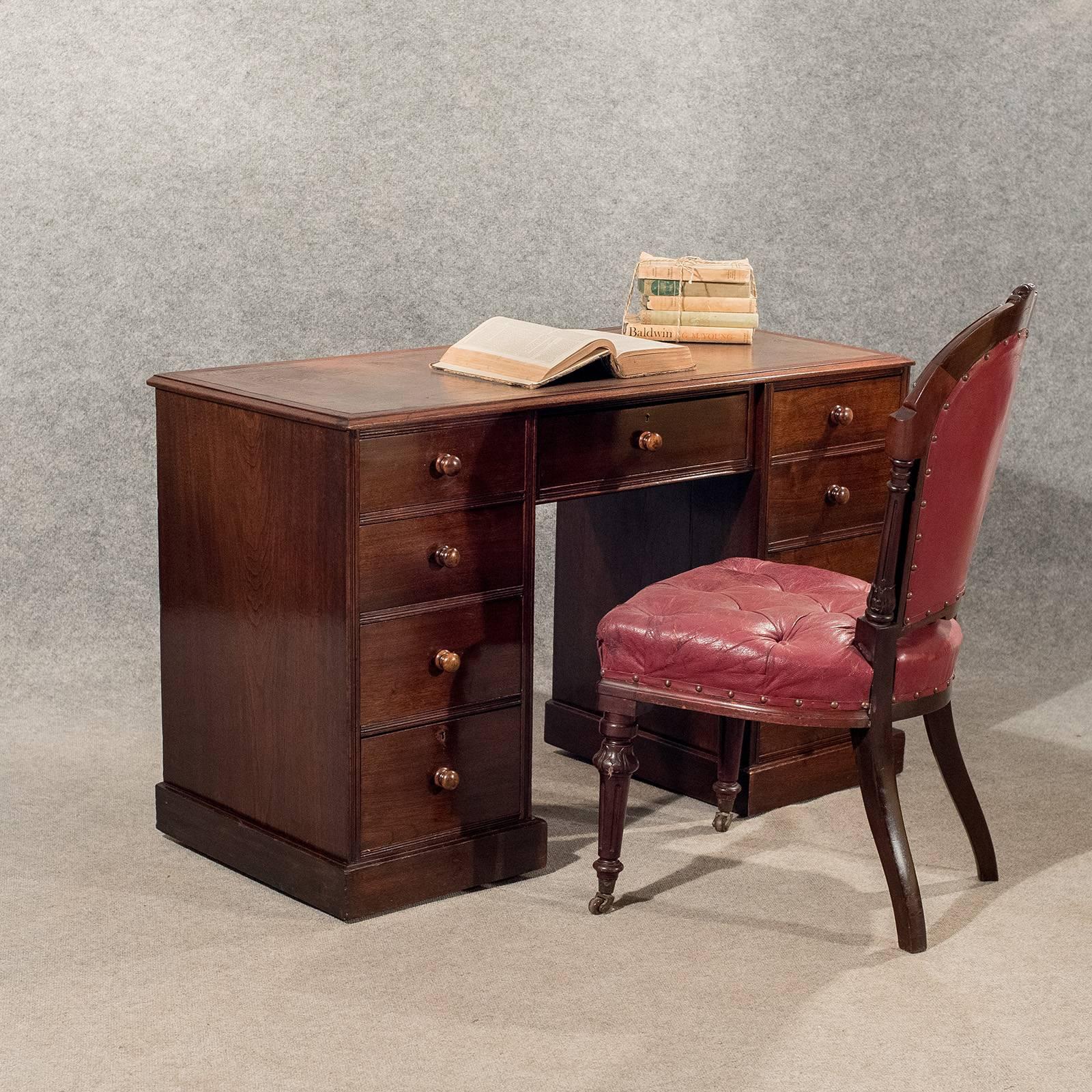 A quality original Victorian writing study desk presented in very good antique condition
Of interest displaying quality throughout with dovetail joints and single construction
In attractive mahogany with a desirable tone
Rising from hidden