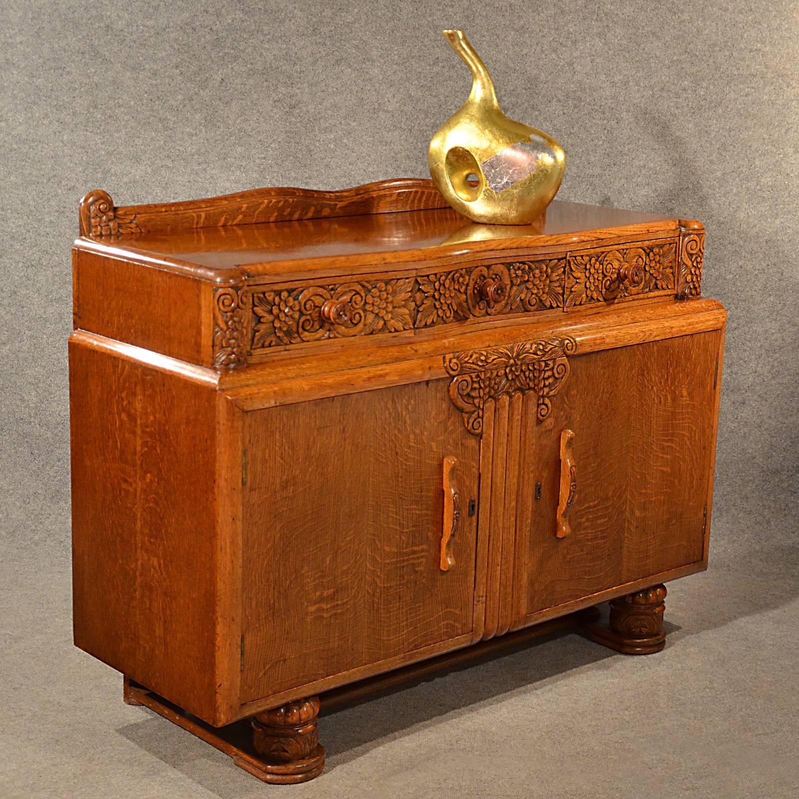 A very pleasing original Art Deco sideboard buffet cabinet presented in excellent antique condition
In quality oak
Displaying wonderful color, grain and tone
Superior craftsmanship with stunning hand-carved detail
Rising from turned and carved