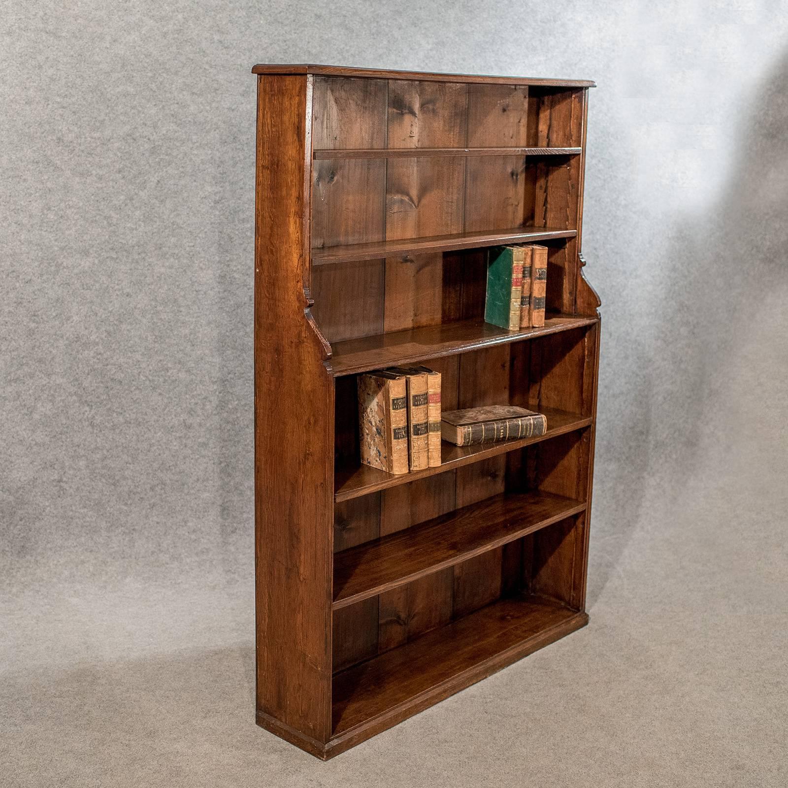A mid-size and practical open bookcase display shelves presented in good antique condition
In desirable oak with stained pine back-boards
Showing desirable tone and fine quality graining
Rising through a deep base stepping into a narrower upper