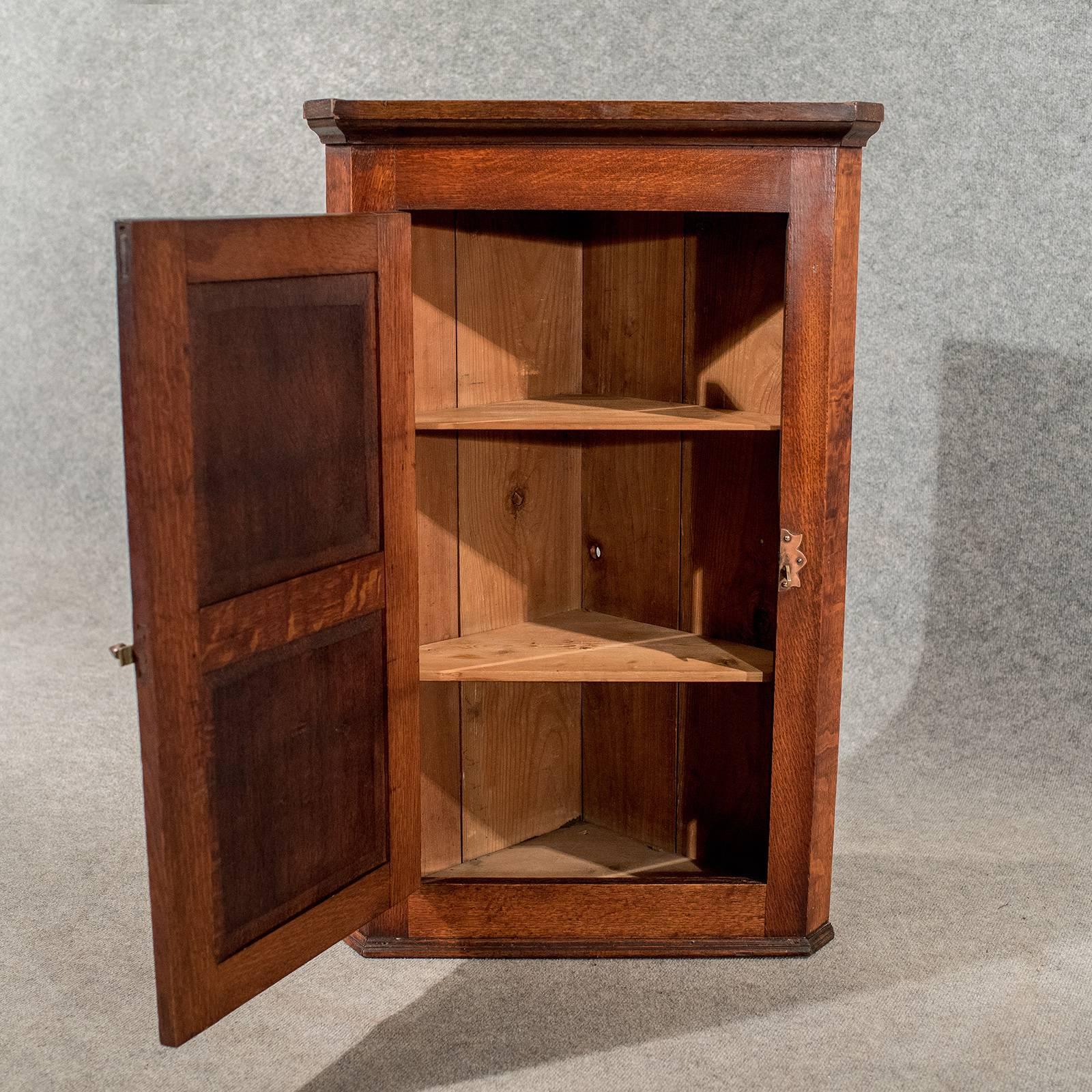 Oak Carved Corner Cabinet Cupboard Arts & Crafts Copper Hinging, circa 1900 In Good Condition In Hele, Devon, GB