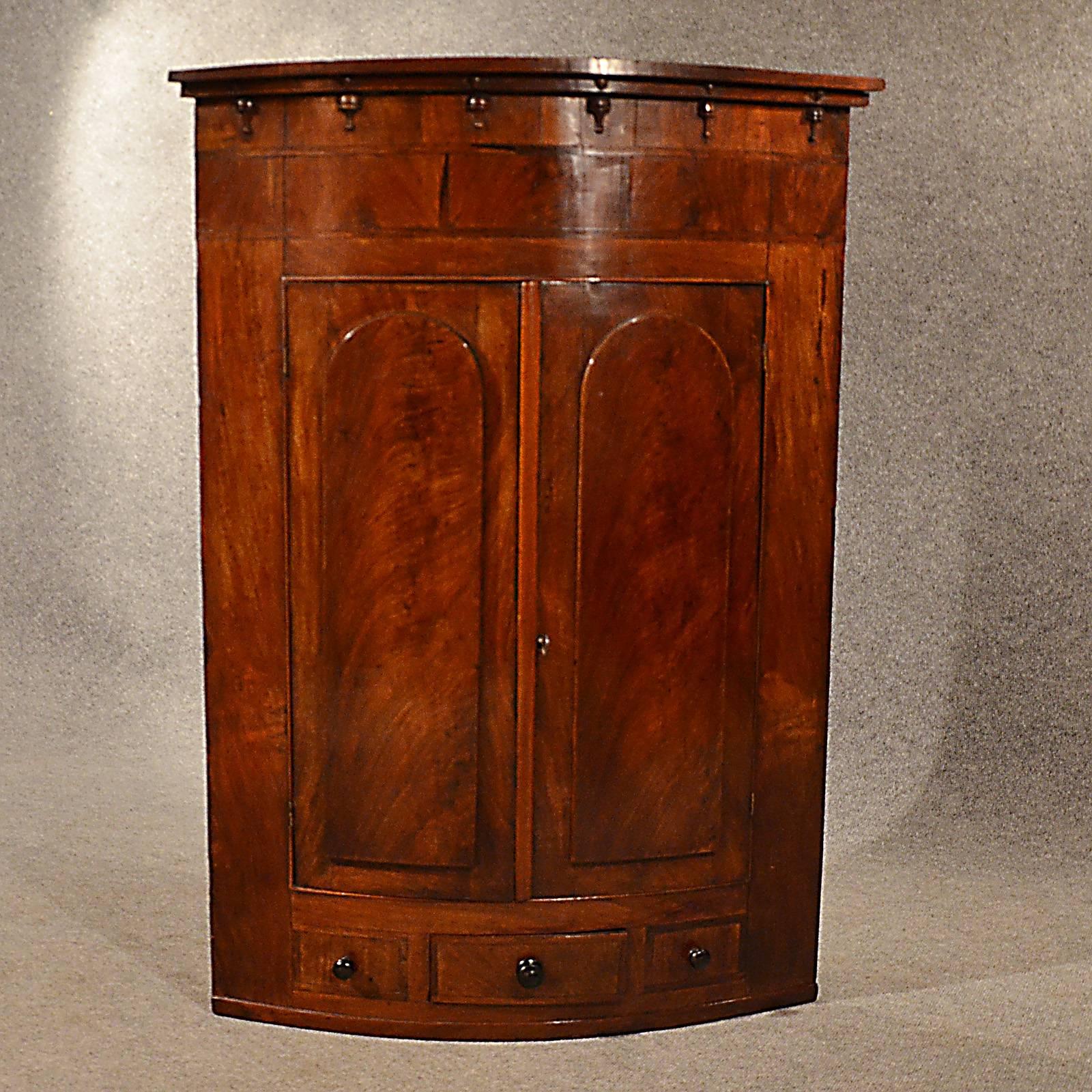 Bow Corner Cupboard Quality English Display Cabinet Fine Mahogany, circa 1830 4