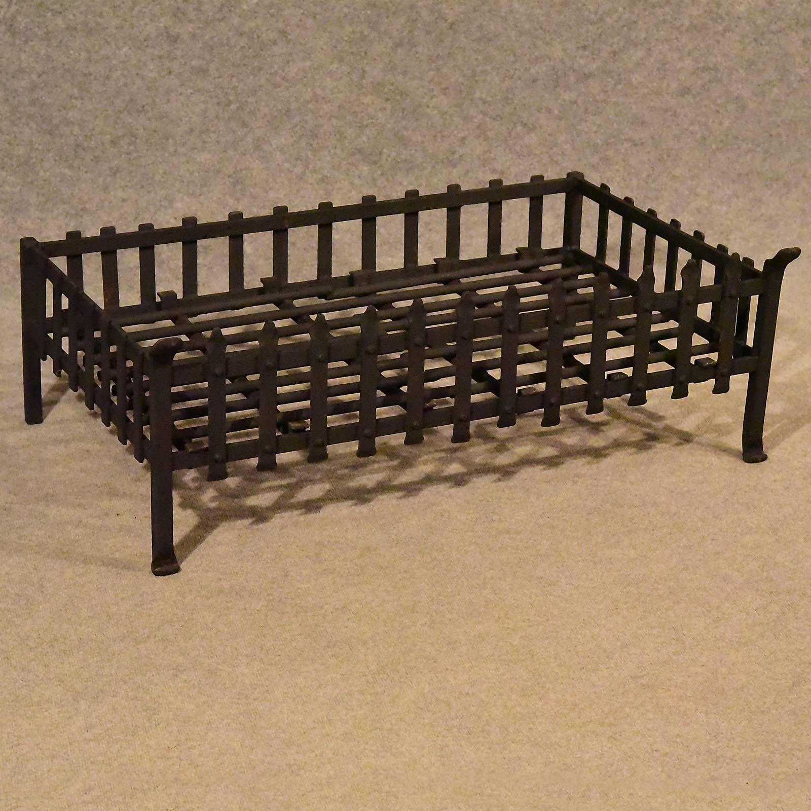 Large Antique Fire Basket Chimney Hearth Fireplace Iron Grate, circa 1900 In Good Condition In Hele, Devon, GB