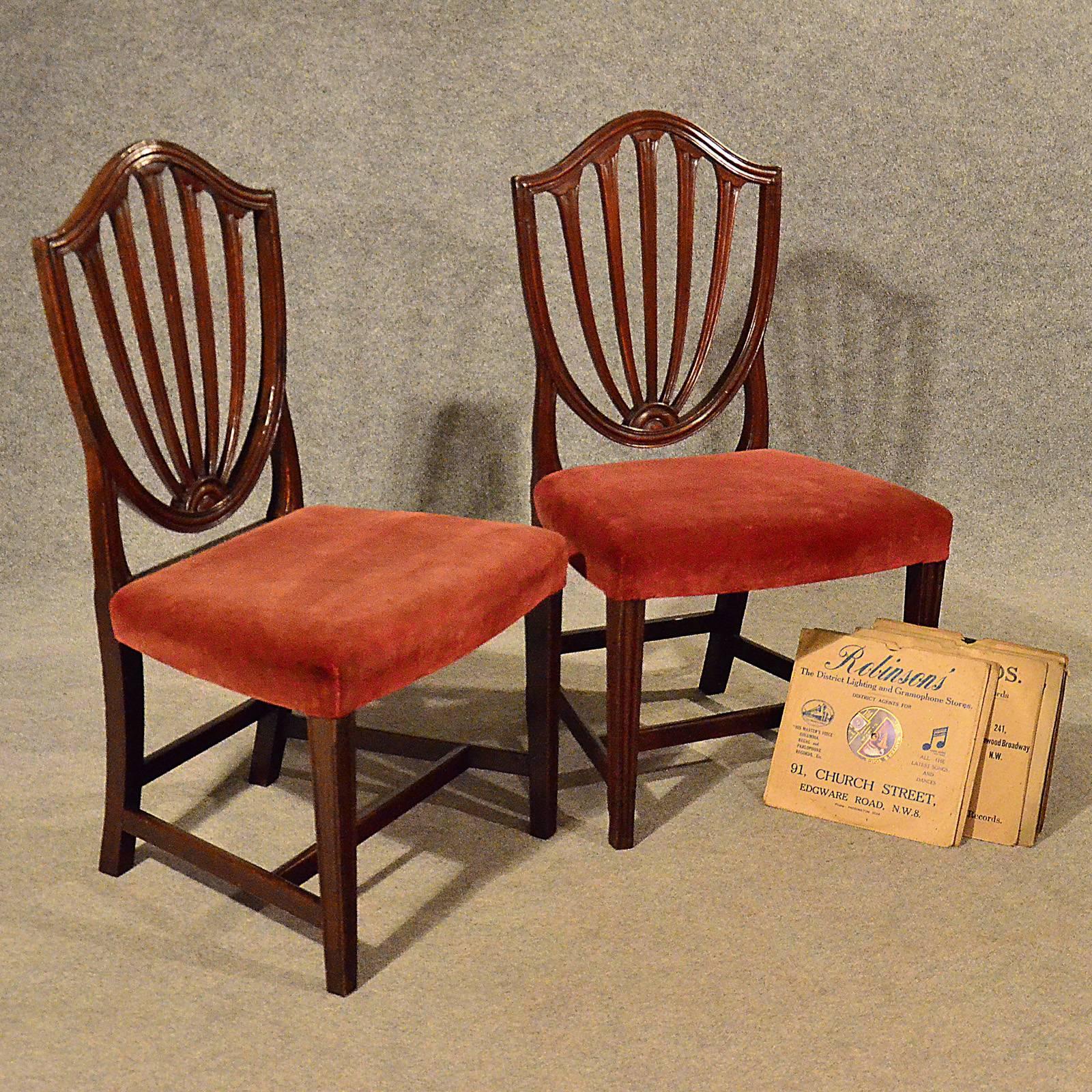 A versatile pair of chairs presented in good antique condition
Classic Hepplewhite shield back design
Generous 55cm (21.7