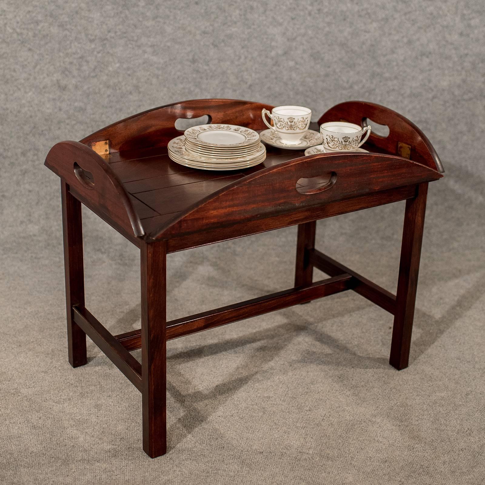 A superb butler's tray table presented in excellent antique condition
Displaying quality throughout with desirable lift off tray top
In stunning mahogany with a very desirable tone and fine quality graining
Rising from a robust leg set with