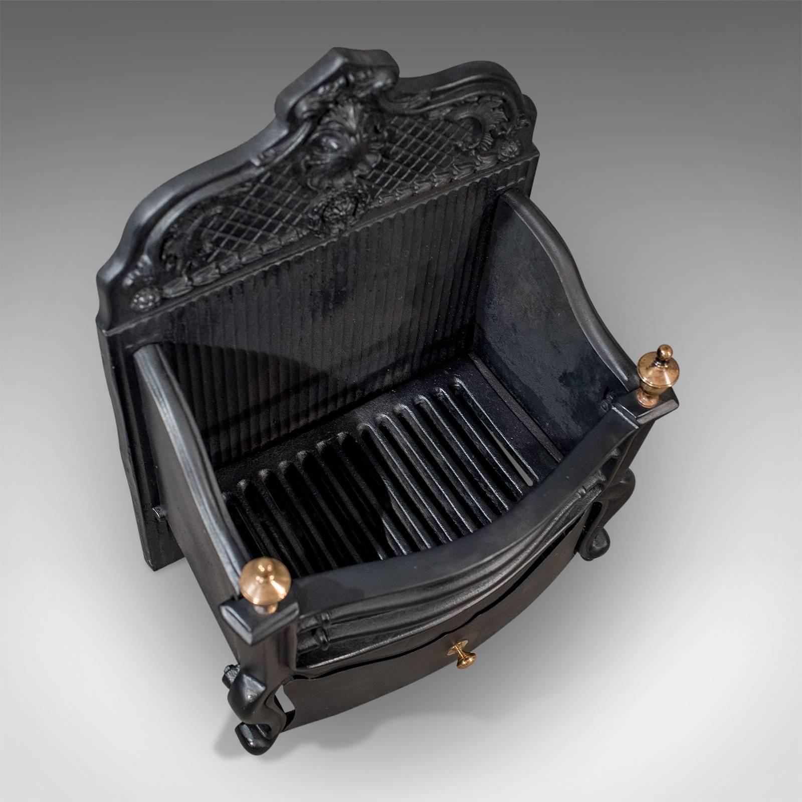 Great Britain (UK) Antique Cast Iron Fire Grate Freestanding Basket English Victorian, circa 1900