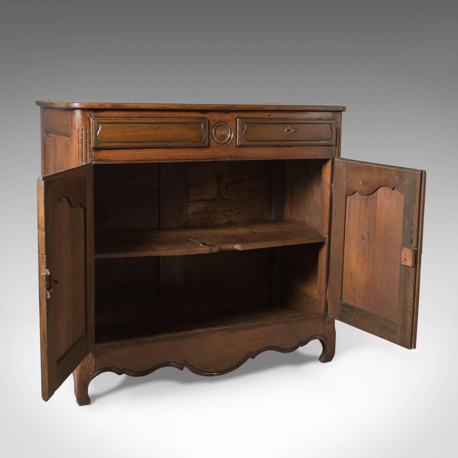 French Antique Sideboard Cabinet, 18th Century Walnut Cupboard In Good Condition In Hele, Devon, GB