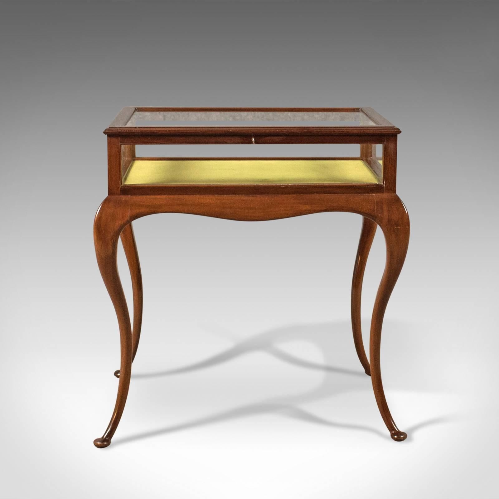 This is an antique bijouterie table, dating to the reign of George V, English, circa 1915.

Beautifully made in select mahogany with a polished finish
The case finished in thick, beaded glazing complete with working lock and key
Lined with a
