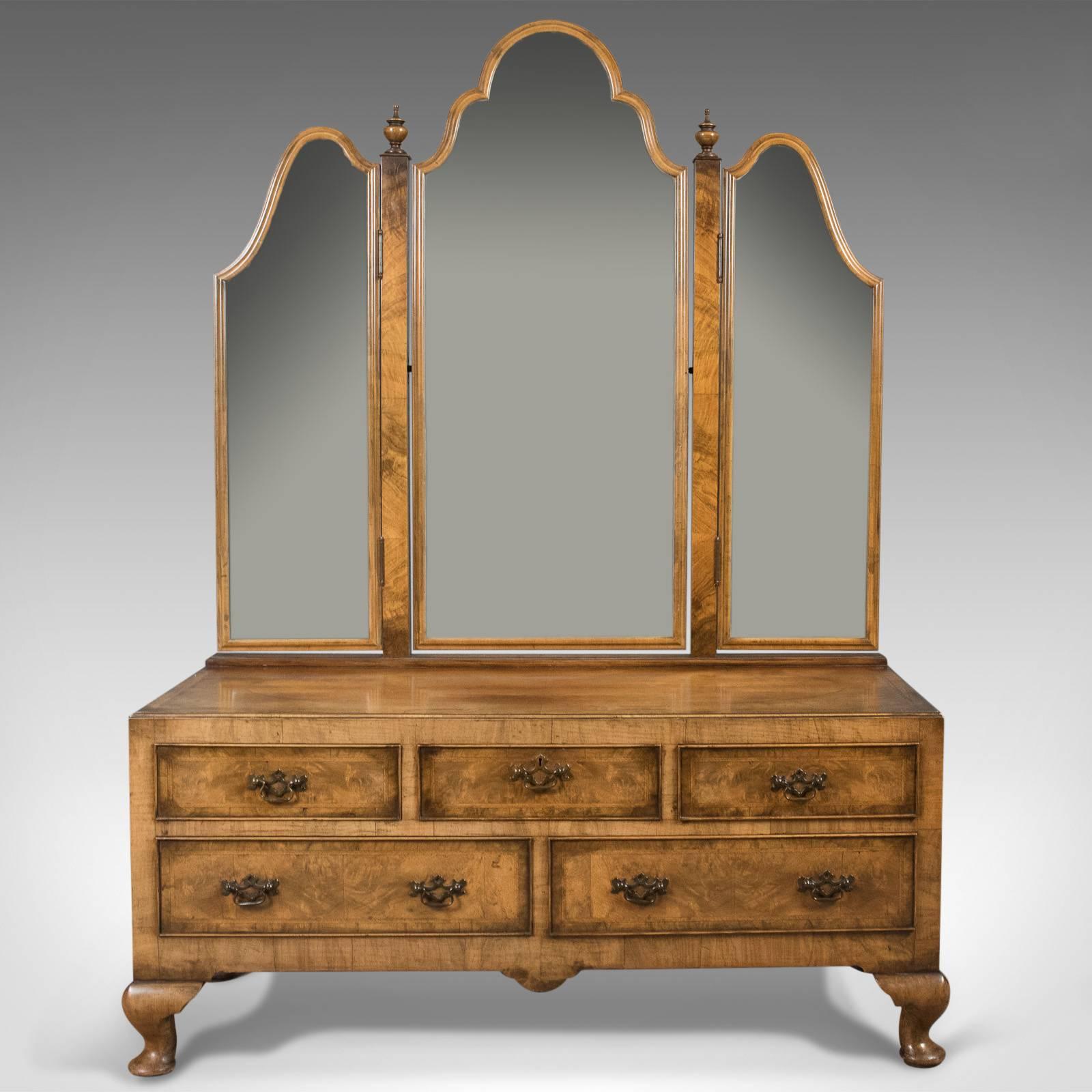 This is a superior quality walnut dressing table in the Queen Anne taste by one of London's finest historic furnishers Bartholomew & Fletcher.

Finished in attractive burr walnut with caramel tones and an aged patina
The top quarter, butterfly