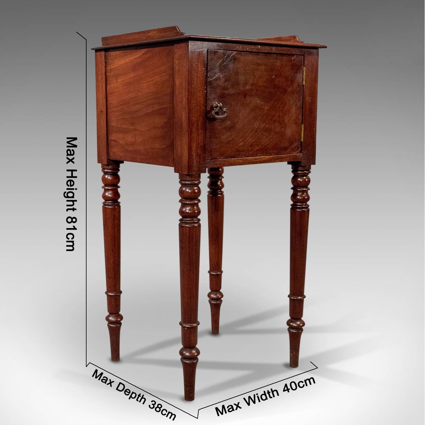 A most pleasing narrow side cabinet presented in good antique condition
Classic Georgian item of functional display furniture - useful as a night stand, bedside, jardinière or narrow side cabinet
Well-crafted in mahogany
Delightfully dressed with