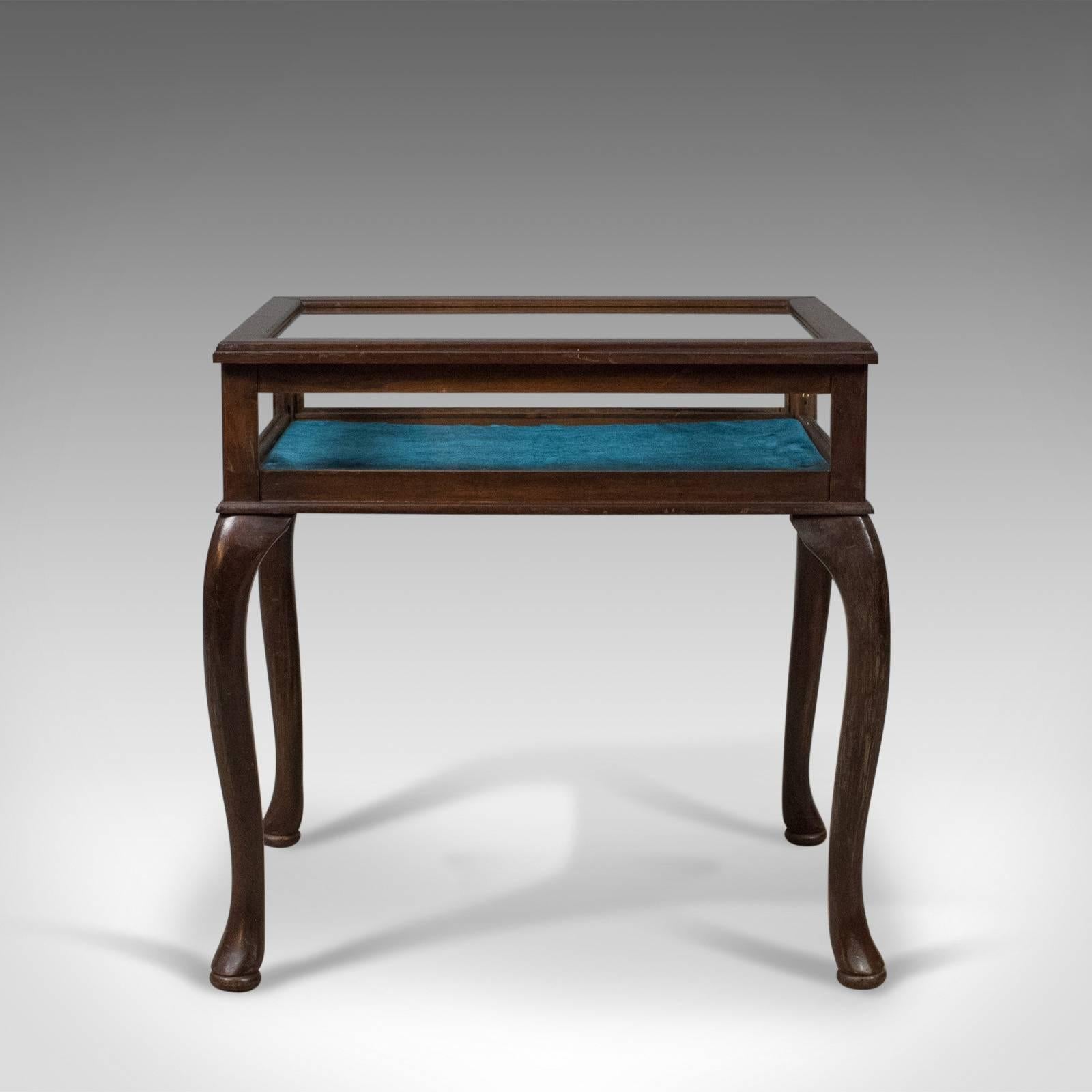 This is a bijouterie, glazed, display table in mahogany and dating to the late 20th century.

Dark waxed finish to the solid mahogany case
Glazed all round for excellent light distribution
Lid lifts on solid brass hinges with the benefit of a