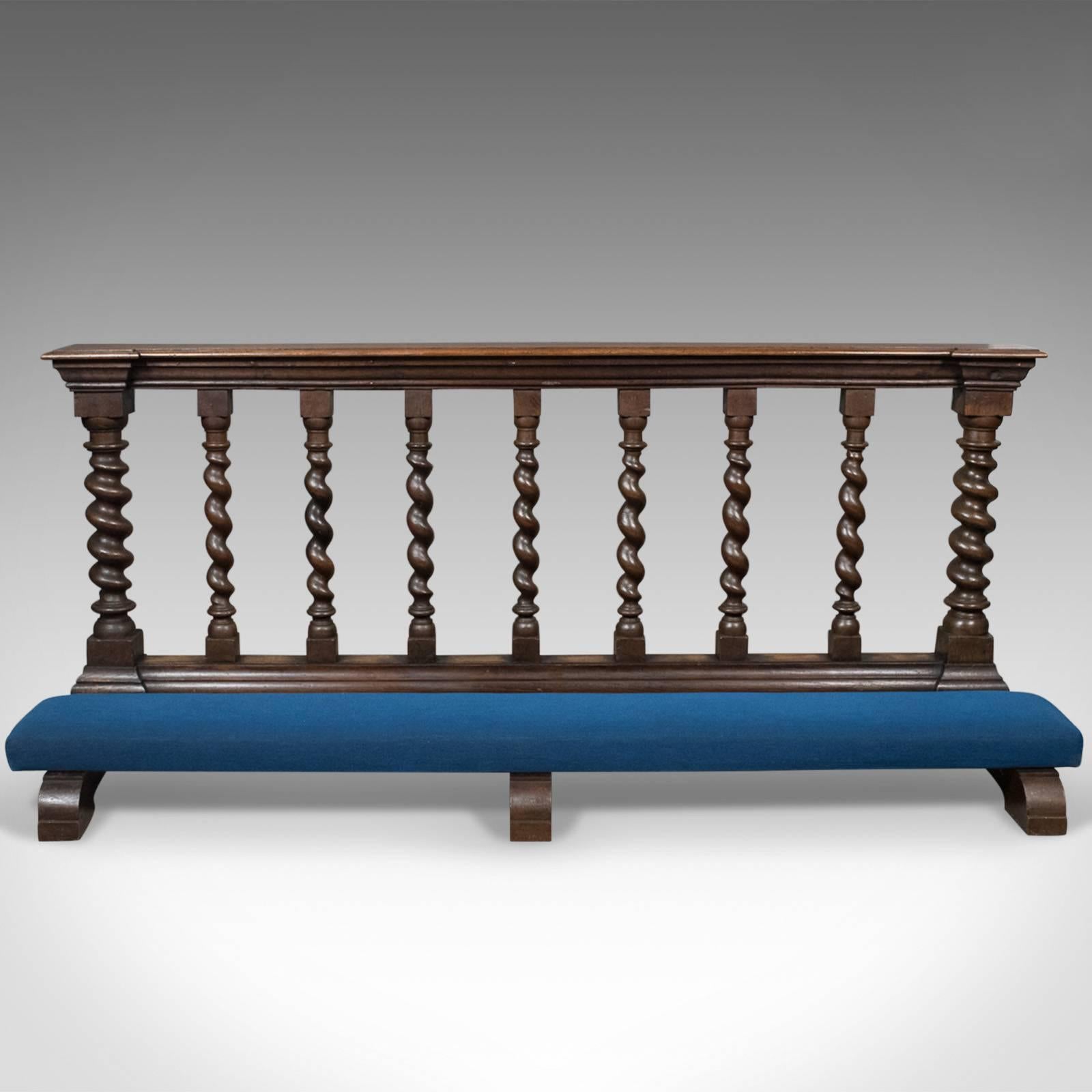 This is an antique communion rail in English oak dating to the Victorian period, circa 1900.

Appealing dark oak tones with desirable aged patina
Robust construction, solid and stable.

A pair of quality, stout barley twist baluster