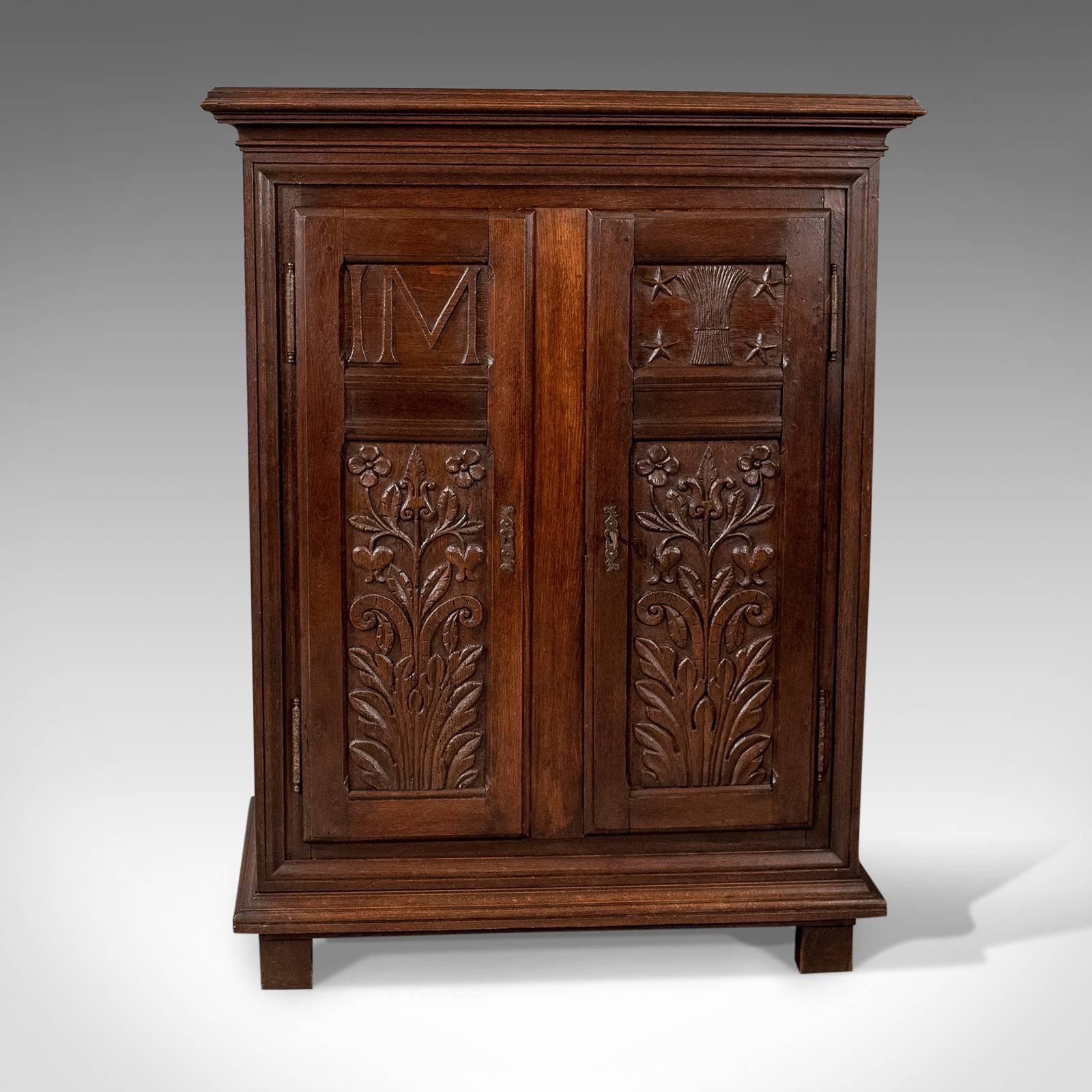 This is a French antique side cabinet from the late 19th century, an oak cupboard, circa 1900.

Attractive color to the oak with an appealing aged patina
Classic Provincial craftsmanship with generous oak stock 
Rising from stout square section