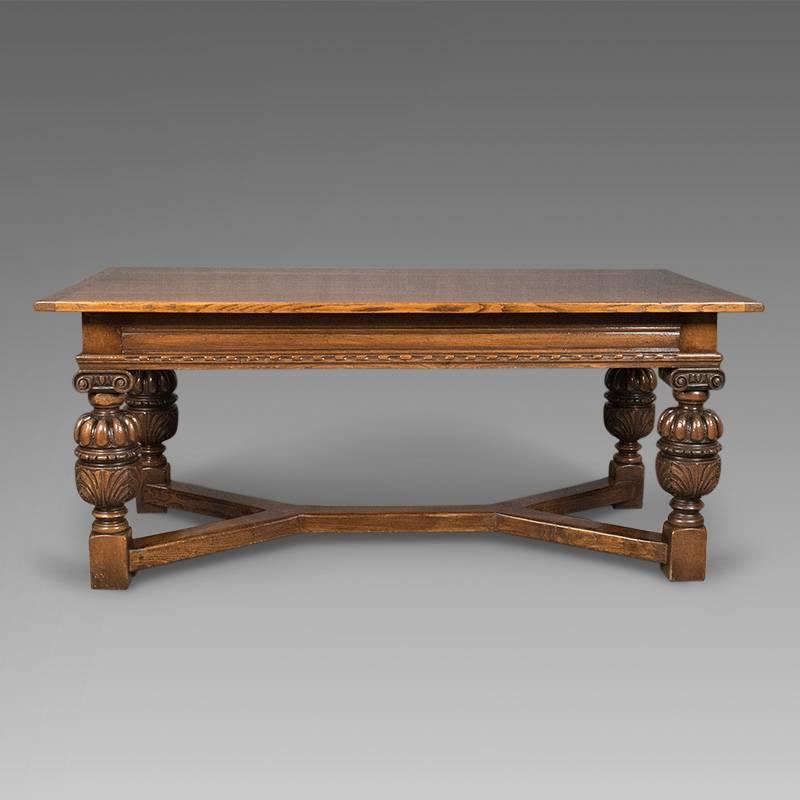 This is a 20th century interpretation of a 17th century refectory table in English oak, ideal for country kitchen dining.

Exceptional quality and beautifully finished
Four plank, cleated top over molded apron
Displaying magnificent modularly