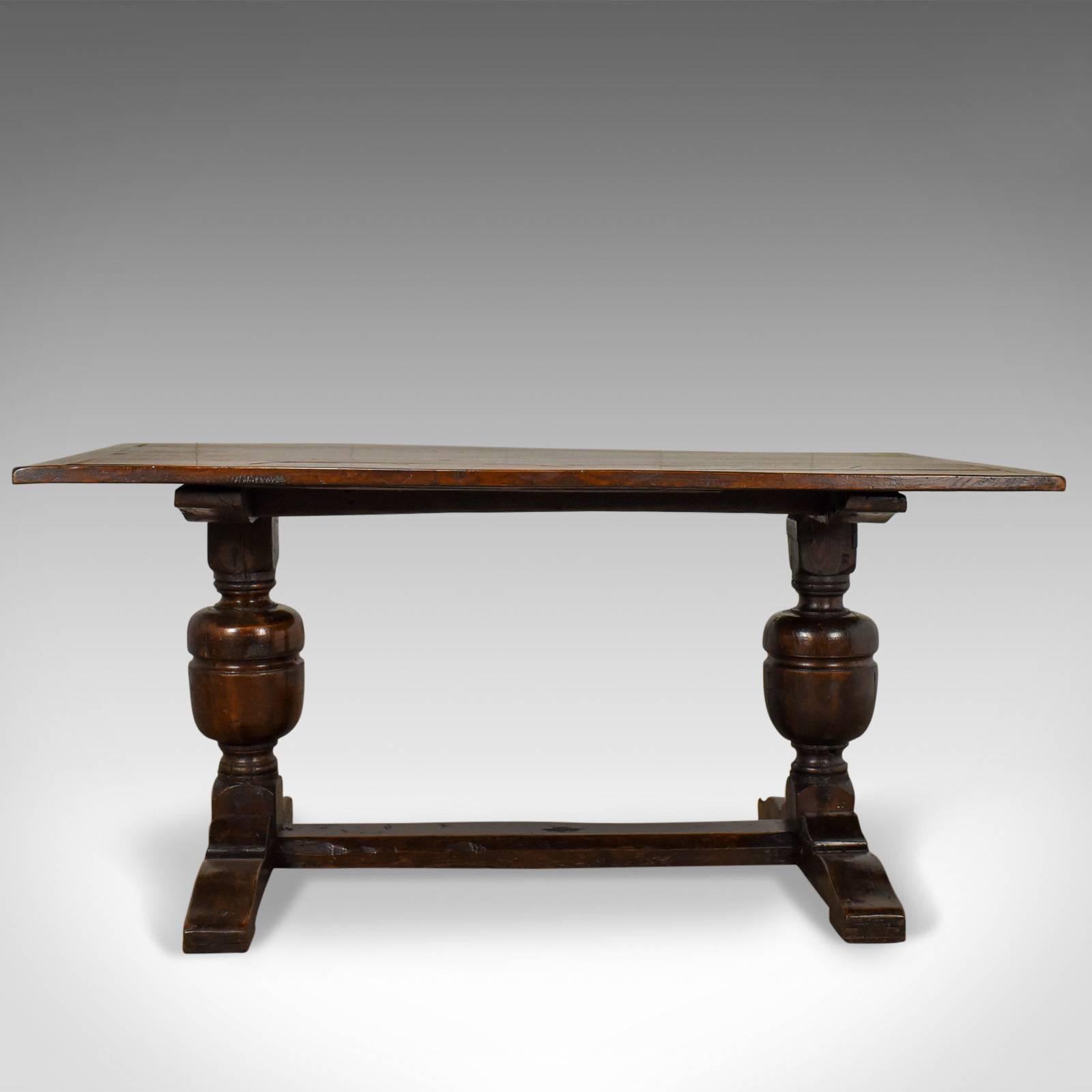 This is a Victorian refectory table in the 17th century taste, an antique, English oak dining table dating to circa 1880.

Warm, dark and rich color to the English oak
Grain interest throughout and a desirable aged patina
Comfortable four to