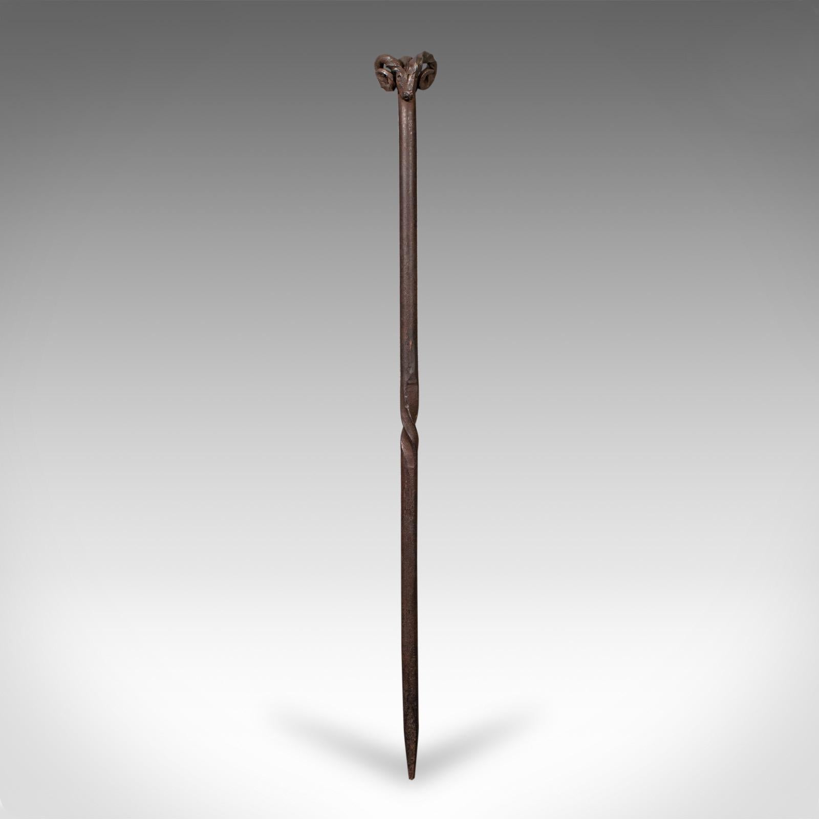Questo è un antico attizzatoio da fuoco a testa di montone. Utensile da camino inglese in ferro battuto forgiato a mano, risalente al periodo edoardiano, circa 1910.

Un incantevole esempio di casa di campagna inglese
Raffinati lavori in ferro