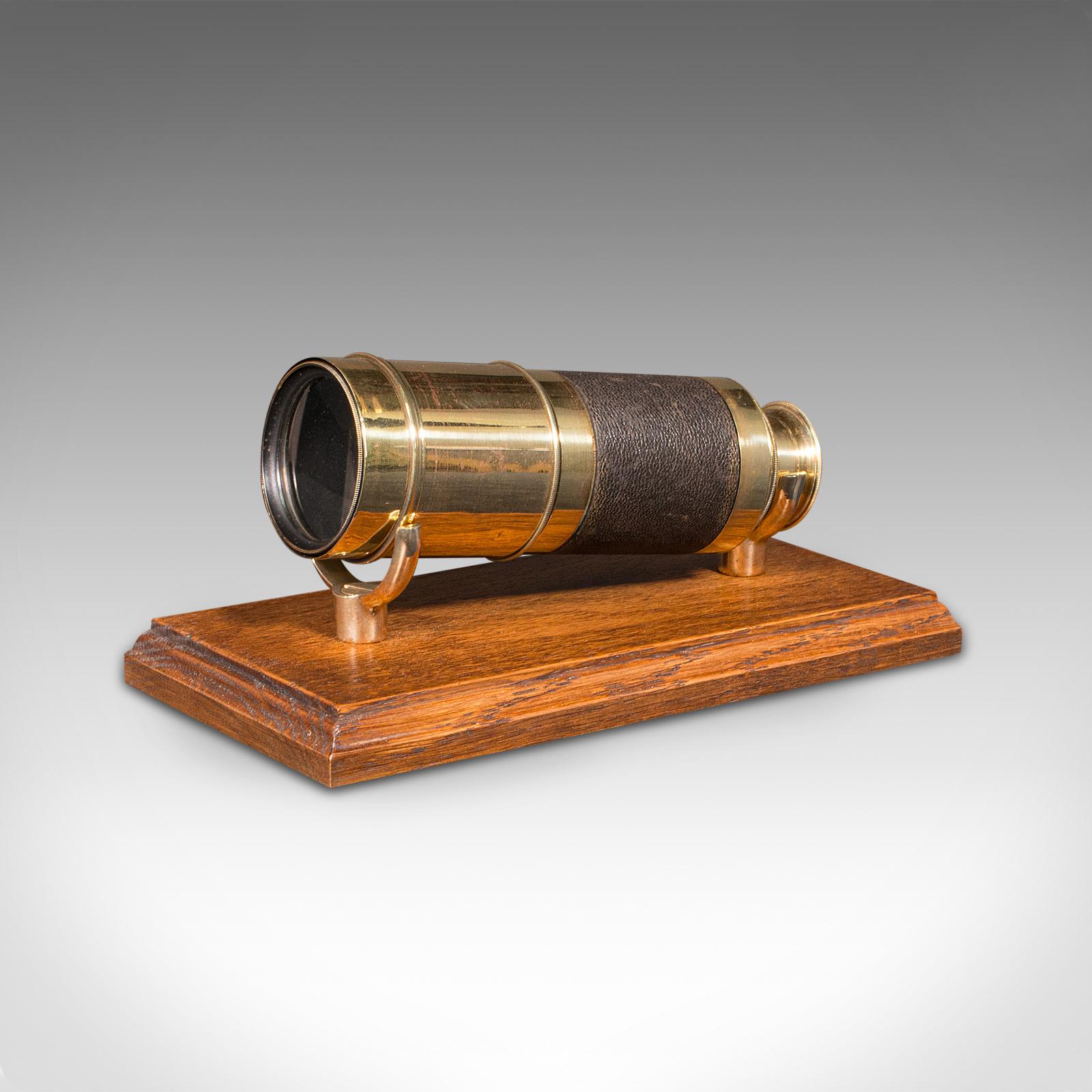 Il s'agit d'un télescope ancien, un instrument terrestre ou maritime anglais à six tirages, datant de la période victorienne, vers 1860.

Parfait pour l'observation des oiseaux, des paysages, de la faune et de la flore ou de la mer. Il convient