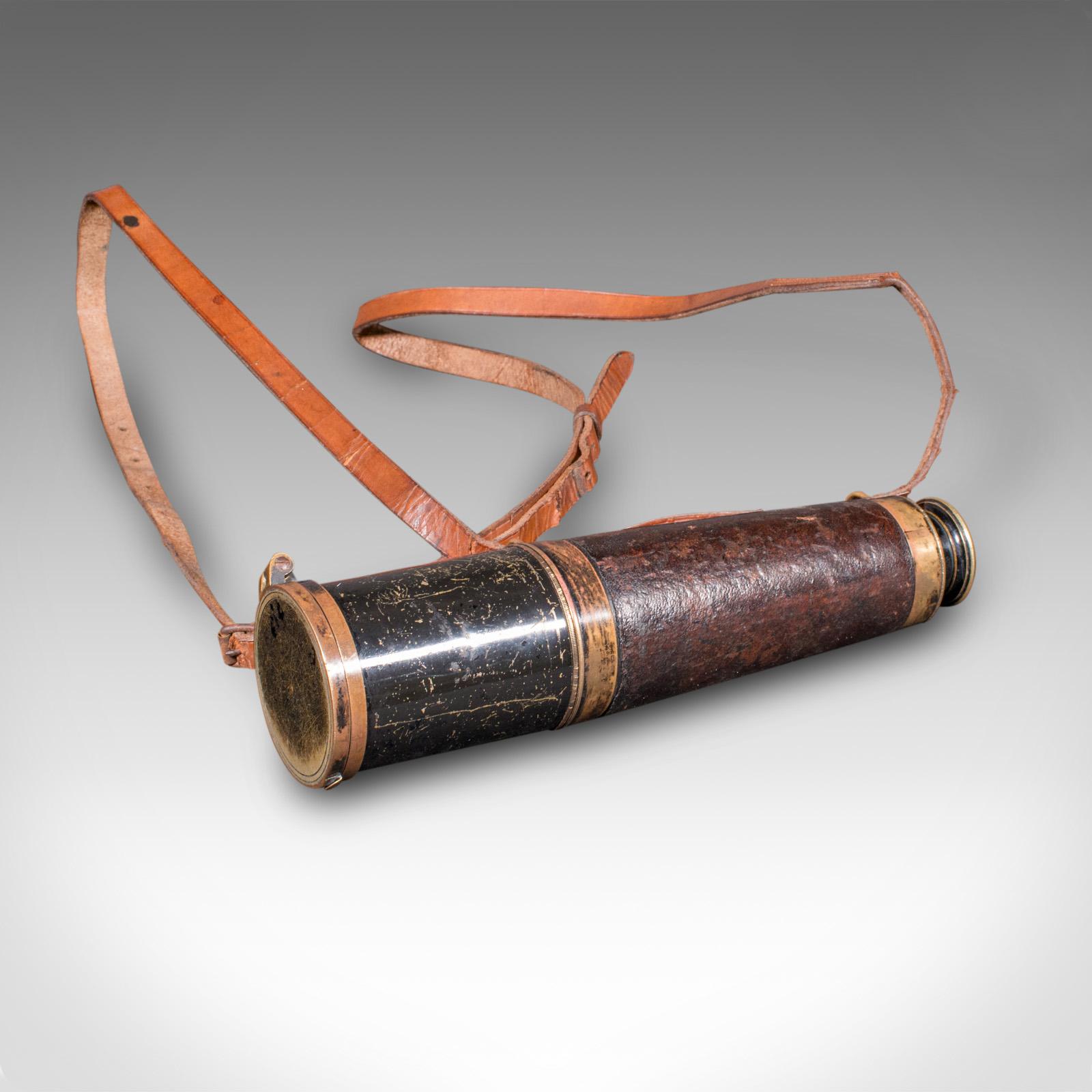 Il s'agit d'un grand télescope antique à trois tiroirs. Instrument irlandais, terrestre ou astronomique, en laiton émaillé et cuir, datant de la période édouardienne, vers 1910.

Parfait pour l'observation des oiseaux, des paysages, de la faune et