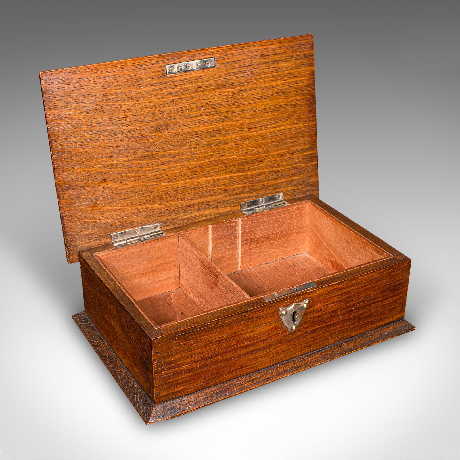 This is a superb antique cigar case. An English, oak and cedar-lined desktop humidor, dating to the Edwardian period, circa 1910. A handsome collector's piece offering excellent storage and rich visual appeal.

Delightful Edwardian cigar humidor,