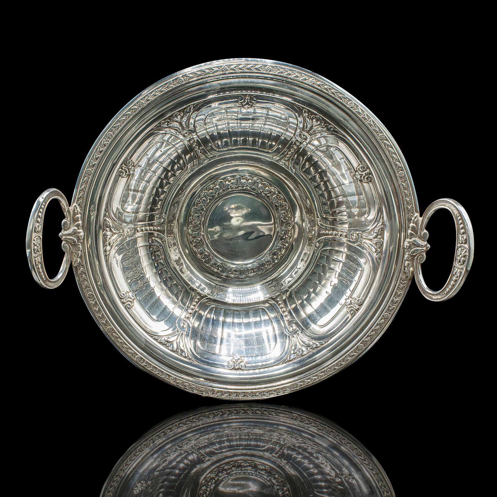 Si tratta di un affascinante piatto bonbon antico. Ciotola da portata inglese placcata in argento, risalente al periodo edoardiano, circa 1910. Un bell'esempio di servizio da tavola dell'inizio del XX secolo con dettagli ornamentali e un fascino