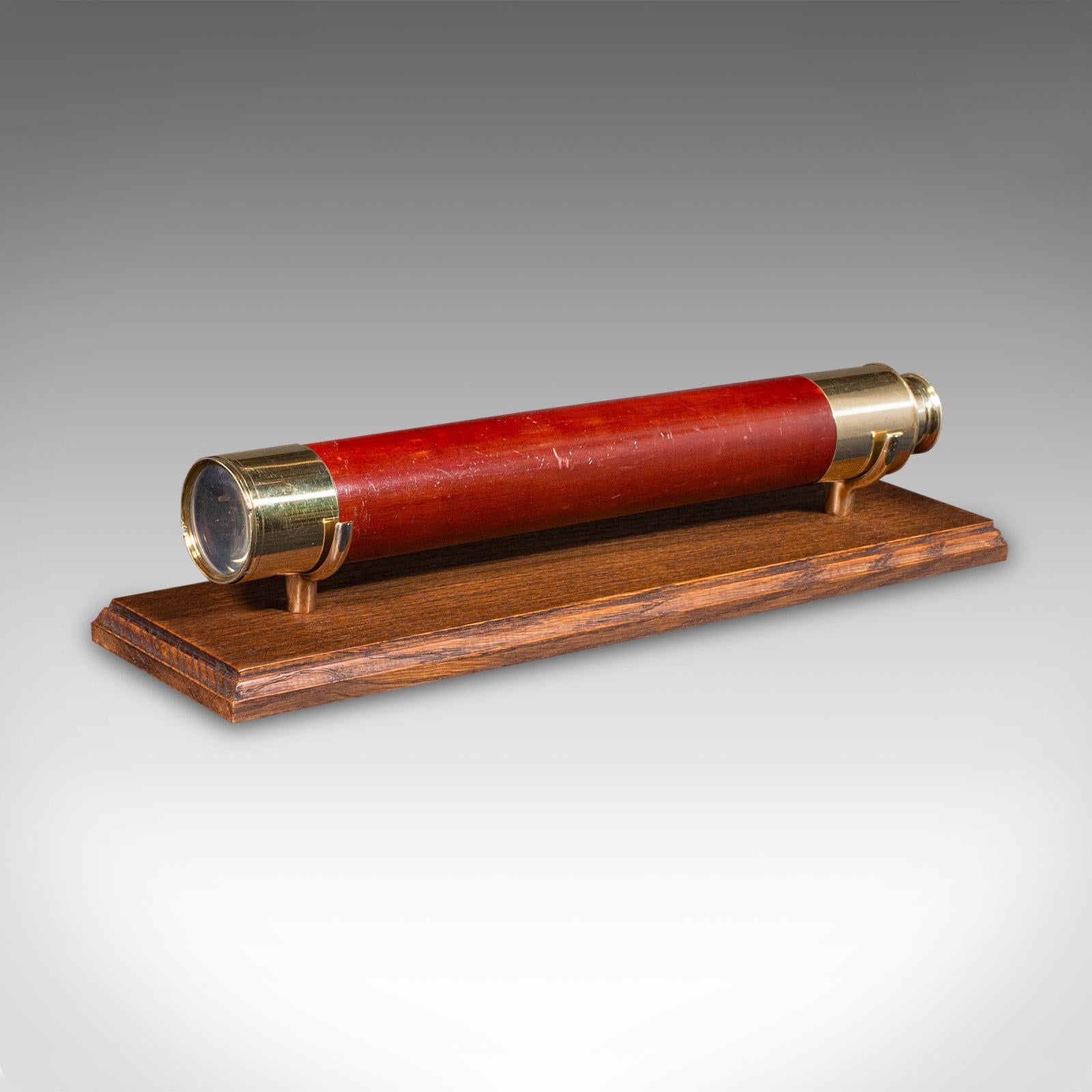 Si tratta di un antico telescopio a 2 estrazioni, uno strumento di navigazione terrestre o marittima inglese, risalente al tardo periodo vittoriano, circa 1900.

Perfetto per il birdwatching, l'apprezzamento del paesaggio, la fauna selvatica e