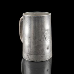 Chope de taverne ancienne, anglaise, cruche à boire en étain, socle en verre, époque victorienne