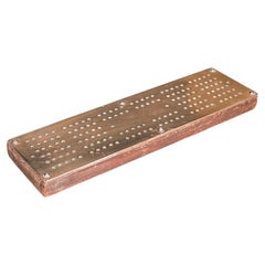 Antikes Cribbage-Spielbrett, englisch, Bronze, Kiefernholz, Sockel mit Spielstiften, viktorianisch, 1900