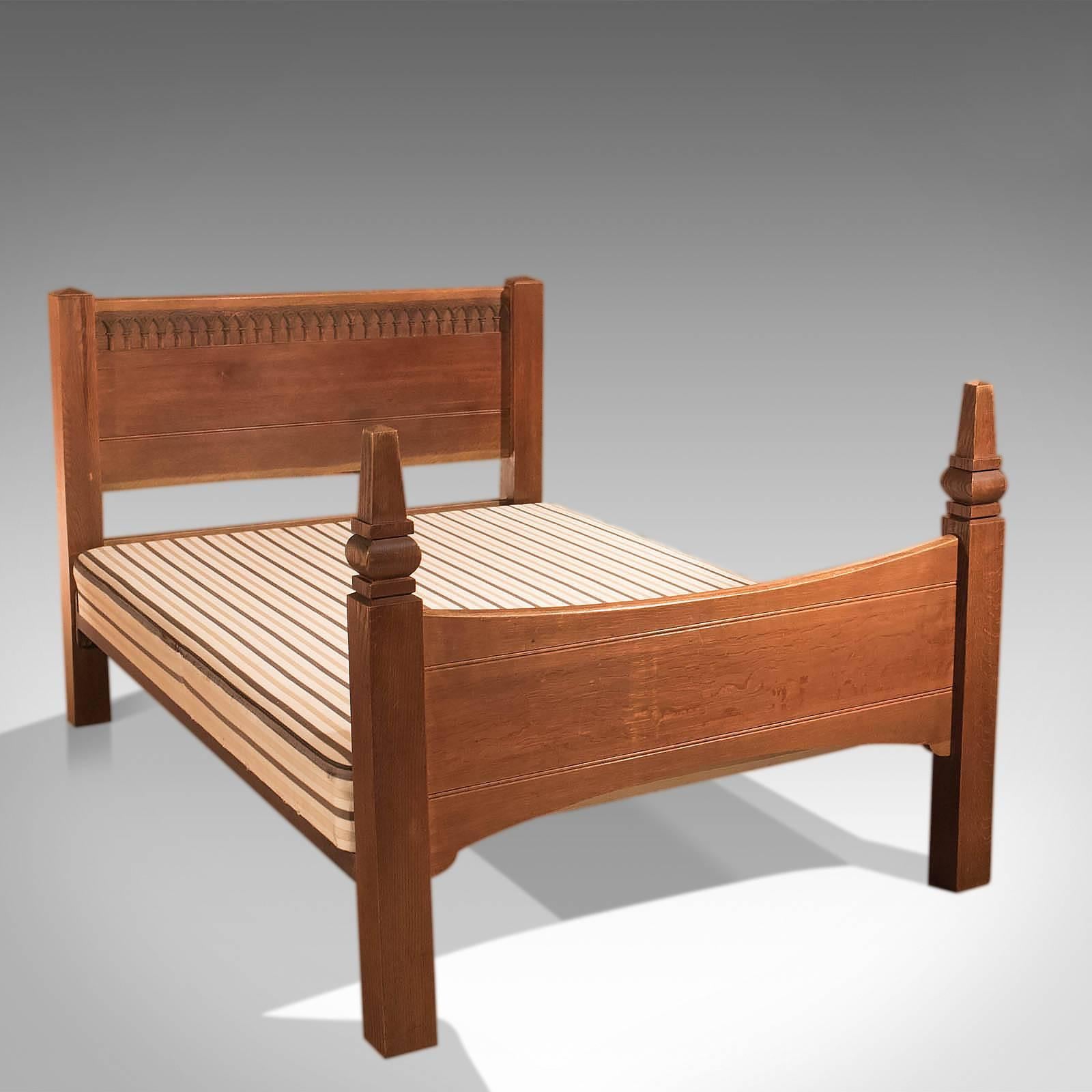 This is a vintage Mid-Century high quality oak bed in the tradition of the Arts & Crafts movement.

Raised on stout and solid, square section oak legs the headboard and foot board are united by the Vono (Patent 27299-08) metal frame, a sign of