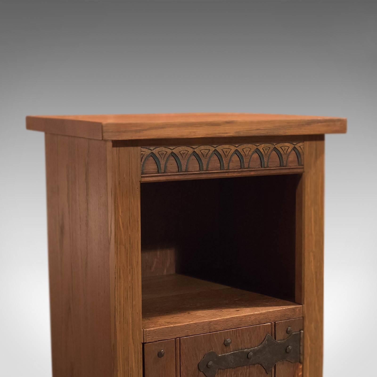 Mid-20th Century Arts & Crafts Oak Bedside Cabinet 2