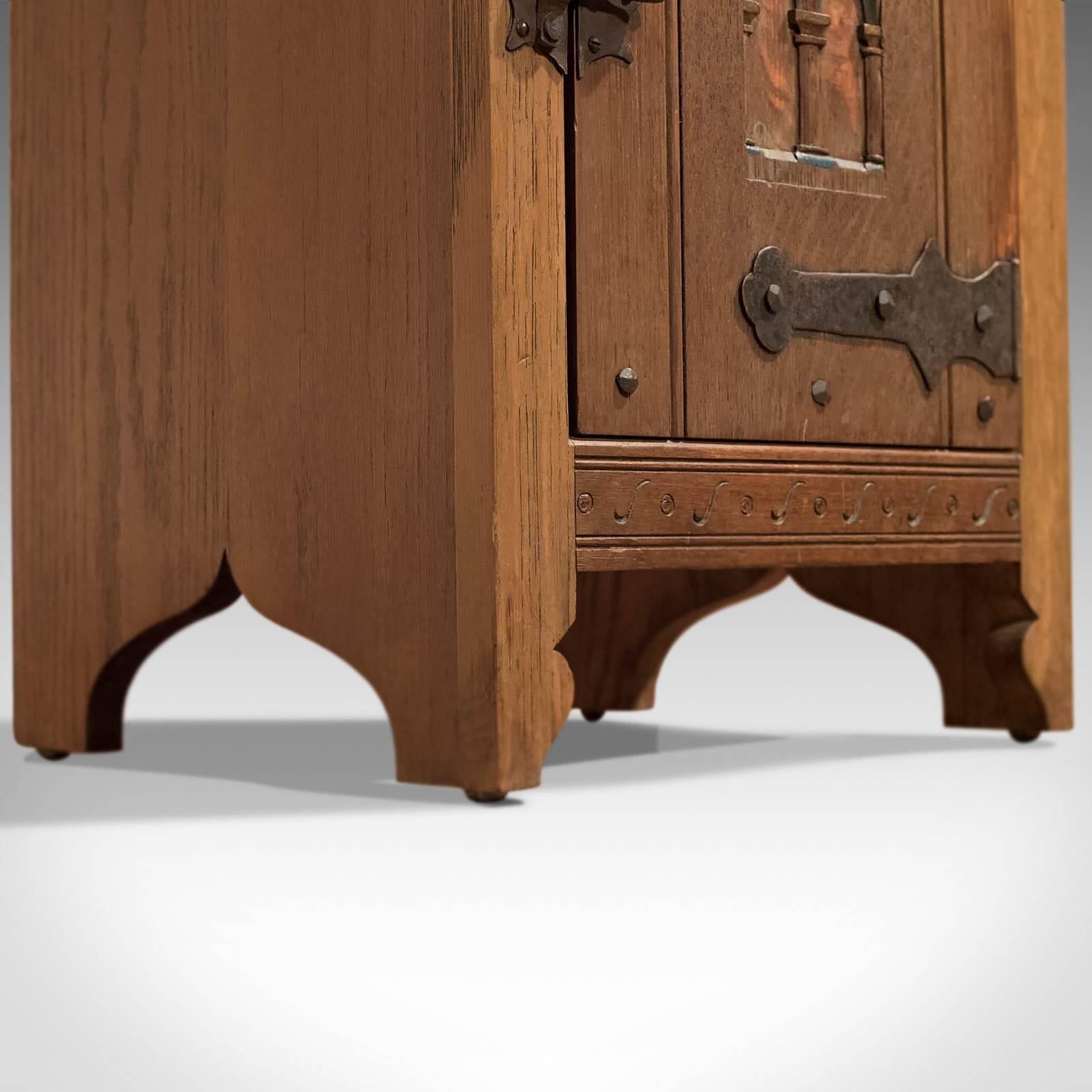 Mid-20th Century Arts & Crafts Oak Bedside Cabinet 3