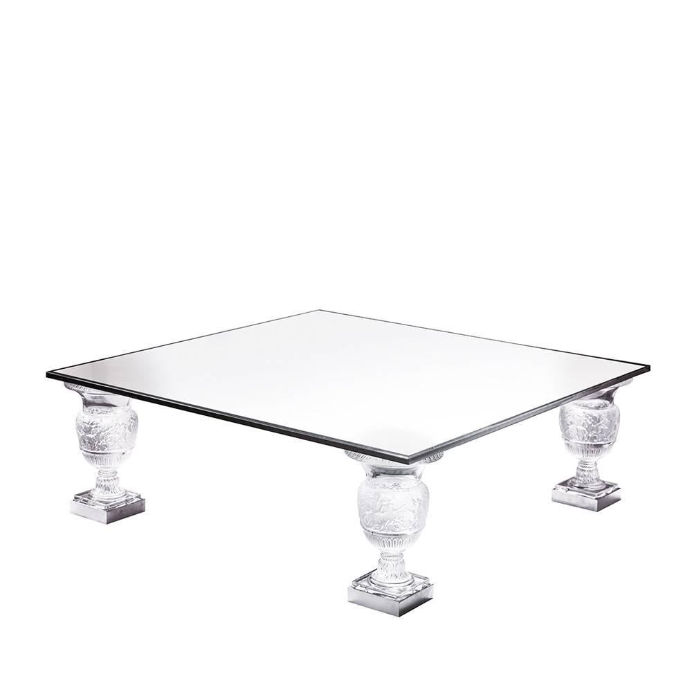 The base of the Versailles table is inspired by vases designed by René Lalique in 1939. These vases are a tribute to Versailles, architectural masterpiece and emblem of French classical art. Six glassmakers, nearly 18 pounds of crystal and five days