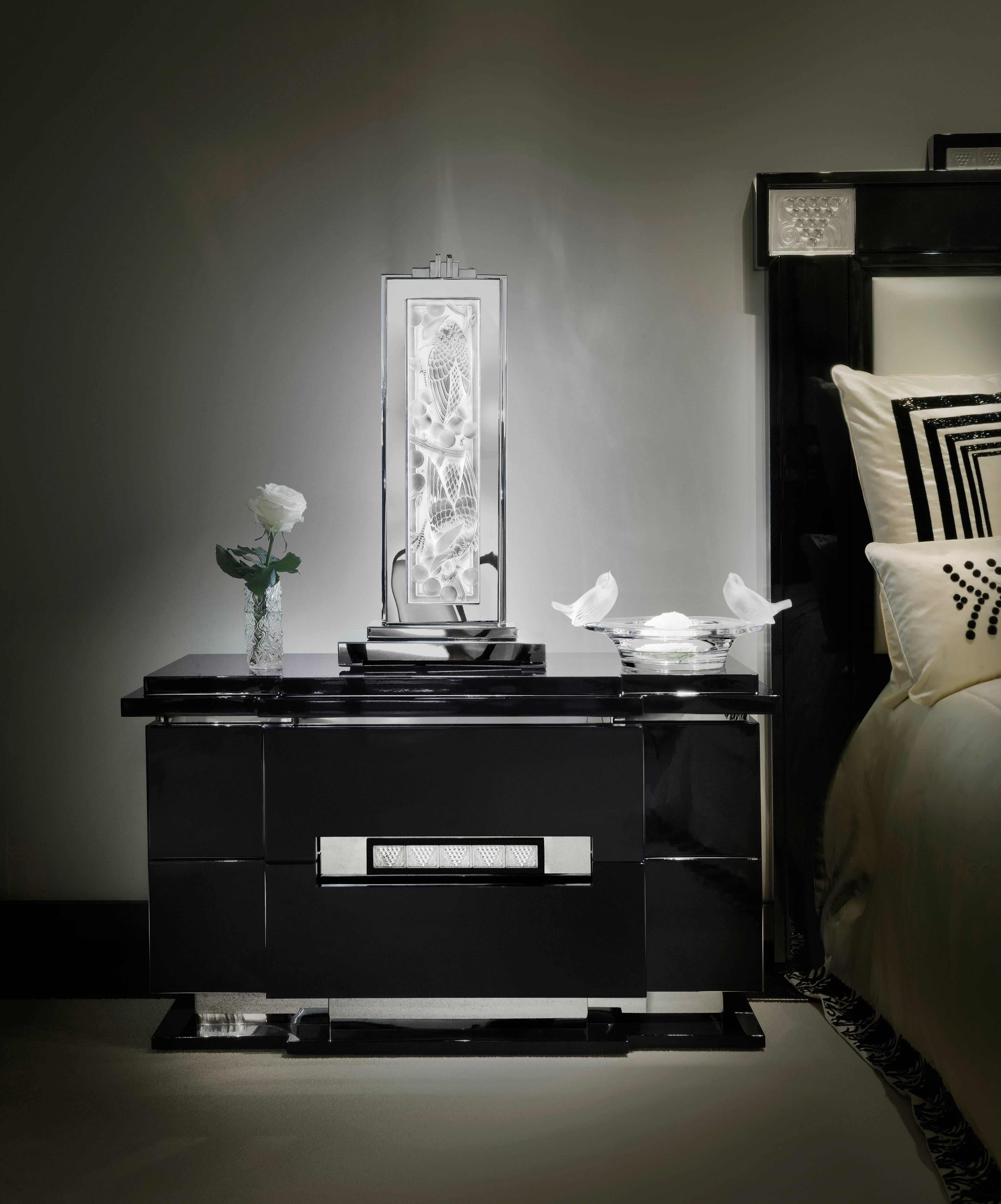 Recalling Bacchus, god of wine, vegetation and pleasure, the Raisins motif at adorns the iconic panel evokes the art of fine living. The Classic panel accents the raisins bedside table. 

Numbered edition, clear crystal, black lacquered, large