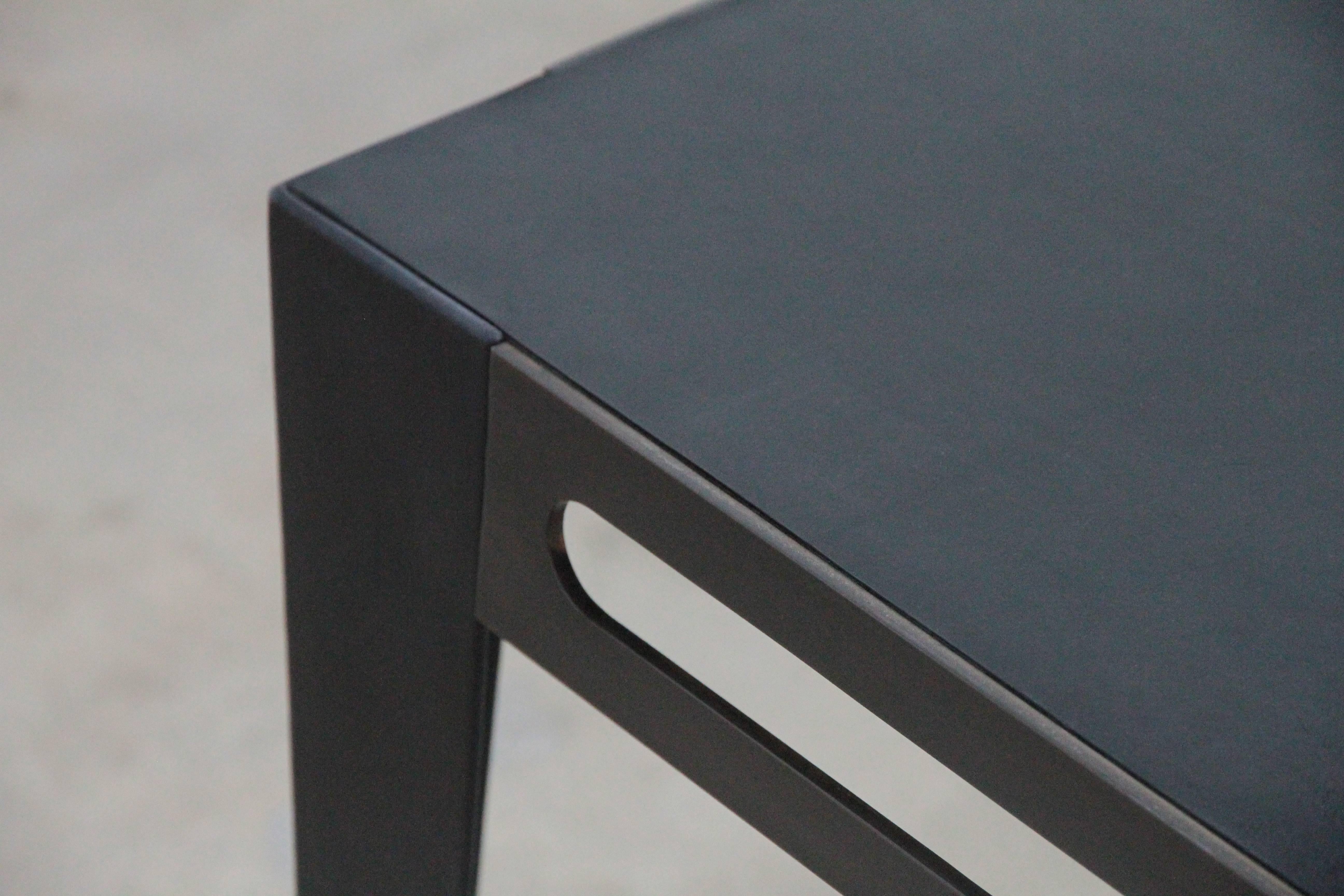 Ikon-Tisch aus patiniertem Stahl und Leder von Christopher Kreiling (amerikanisch) im Angebot